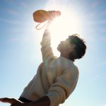 Veuve Clicquot celebra la solarità alla Milan Design Week 2026 con Chasing the Sun Un'installazione immersiva e una collezione in edizione limitata realizzate dall'artista Yinka Ilori: un mondo vibrante di colori audaci e pattern gioiosi e l’inconfondibile energia della Maison.