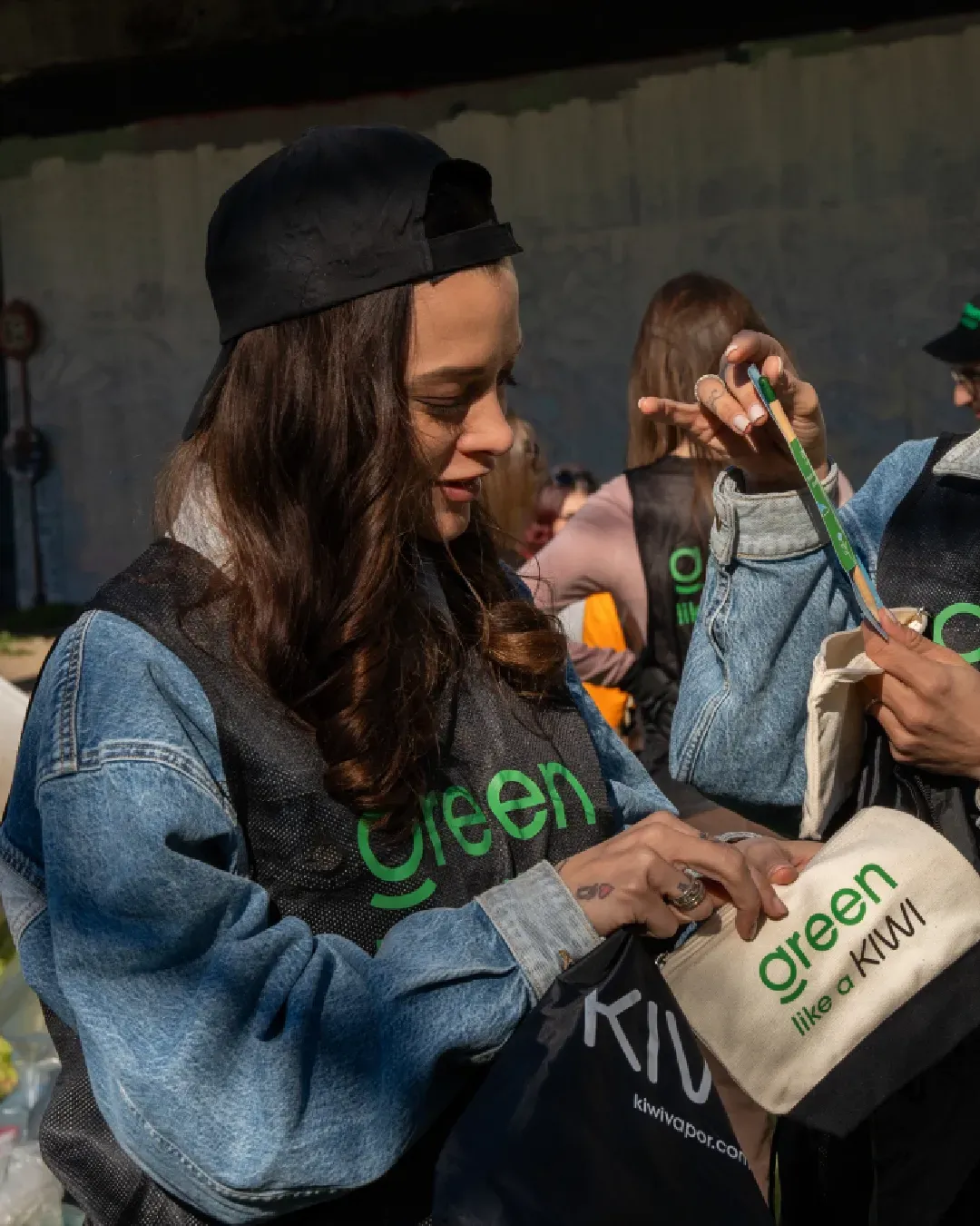 Ecco come è andato il laboratorio di pulizia urbana di KIWI Vapor Il progetto Green like a KIWI ora si prepara per la tappa toscana