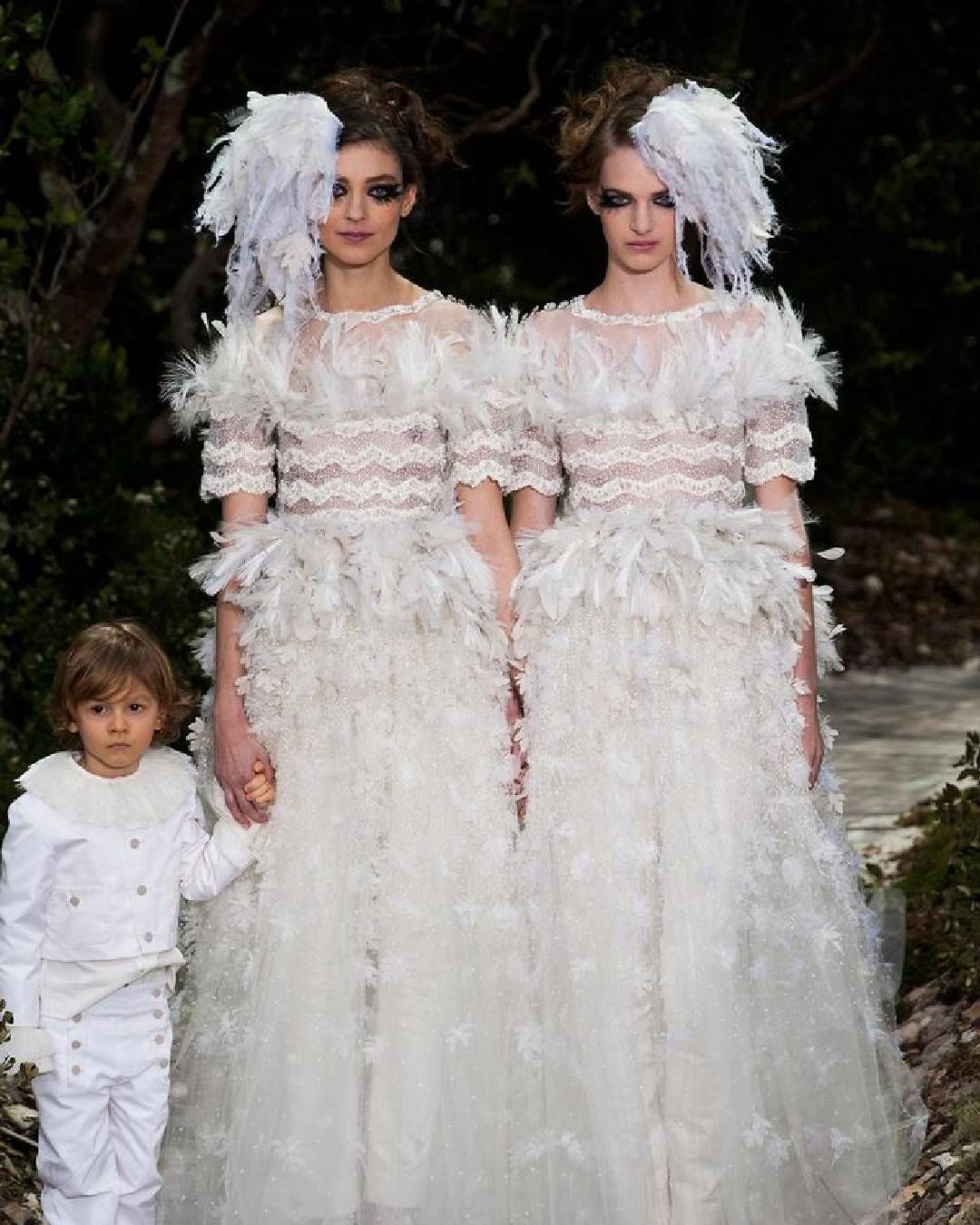 Pourquoi la figure de la mariée hante les podiums, les films et nos feeds Des podiums aux réseaux sociaux, du cinéma d’horreur aux mariages ultra médiatisés, la figure de la mariée n’a jamais autant fasciné