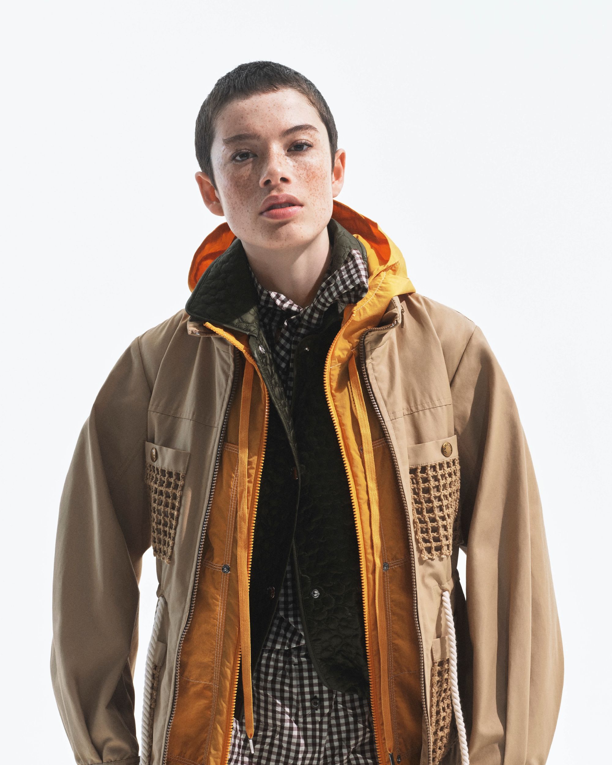 Moncler lancia Have a puffy summer con Jamie Dornan Quando la morbidezza diventa freschezza | Image 613009