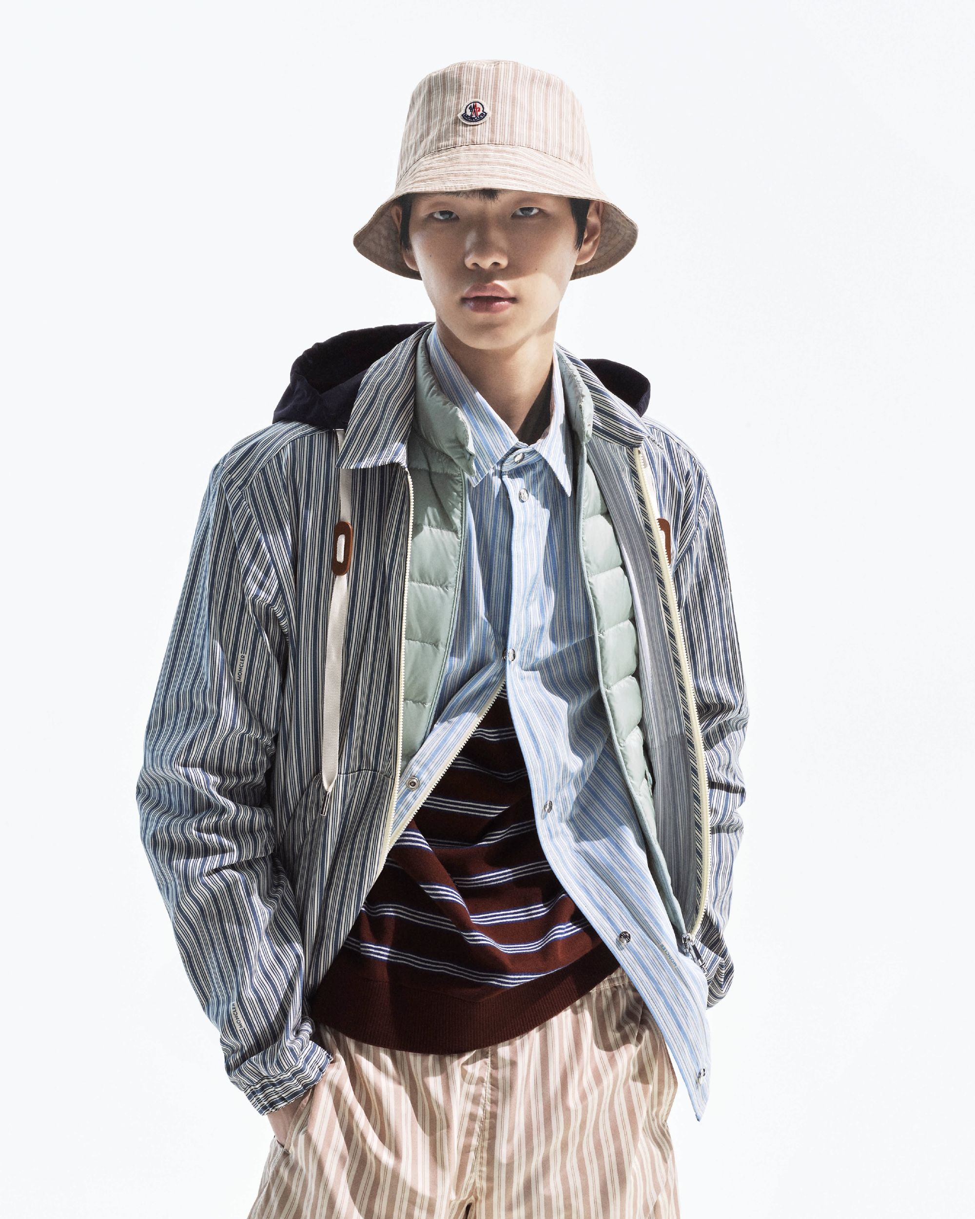 Moncler lancia Have a puffy summer con Jamie Dornan Quando la morbidezza diventa freschezza | Image 613005