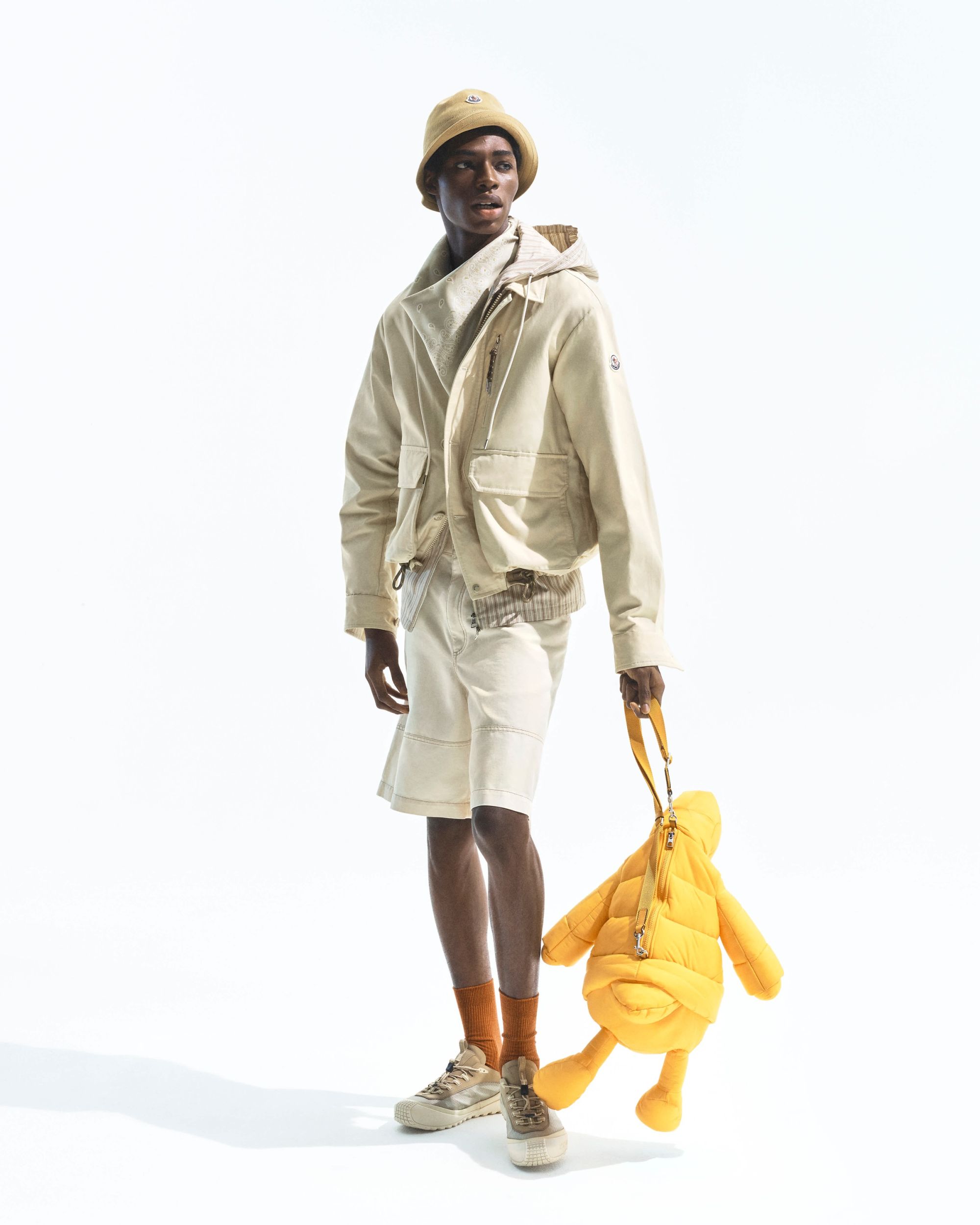 Moncler lancia Have a puffy summer con Jamie Dornan Quando la morbidezza diventa freschezza | Image 613004