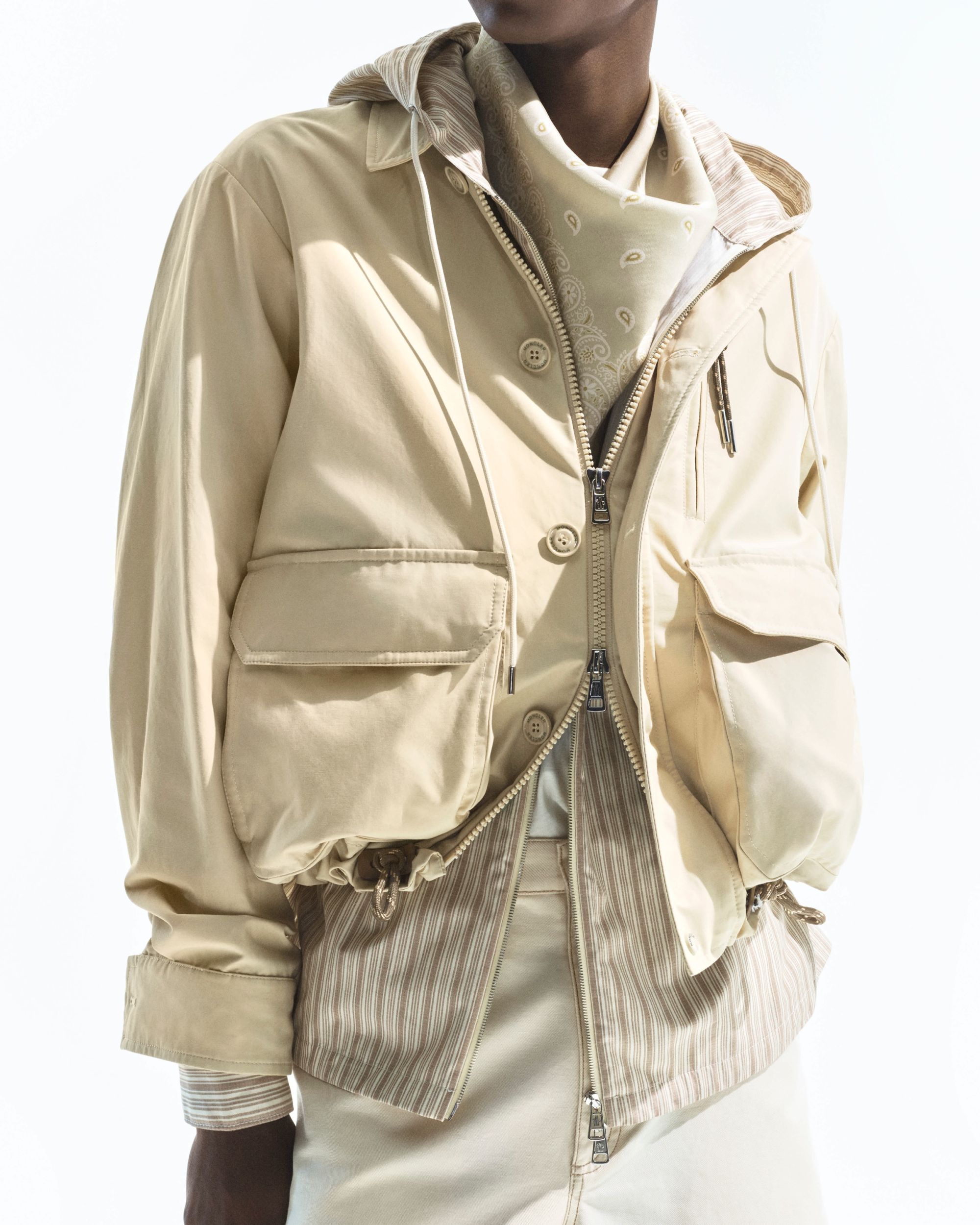 Moncler lancia Have a puffy summer con Jamie Dornan Quando la morbidezza diventa freschezza | Image 613003