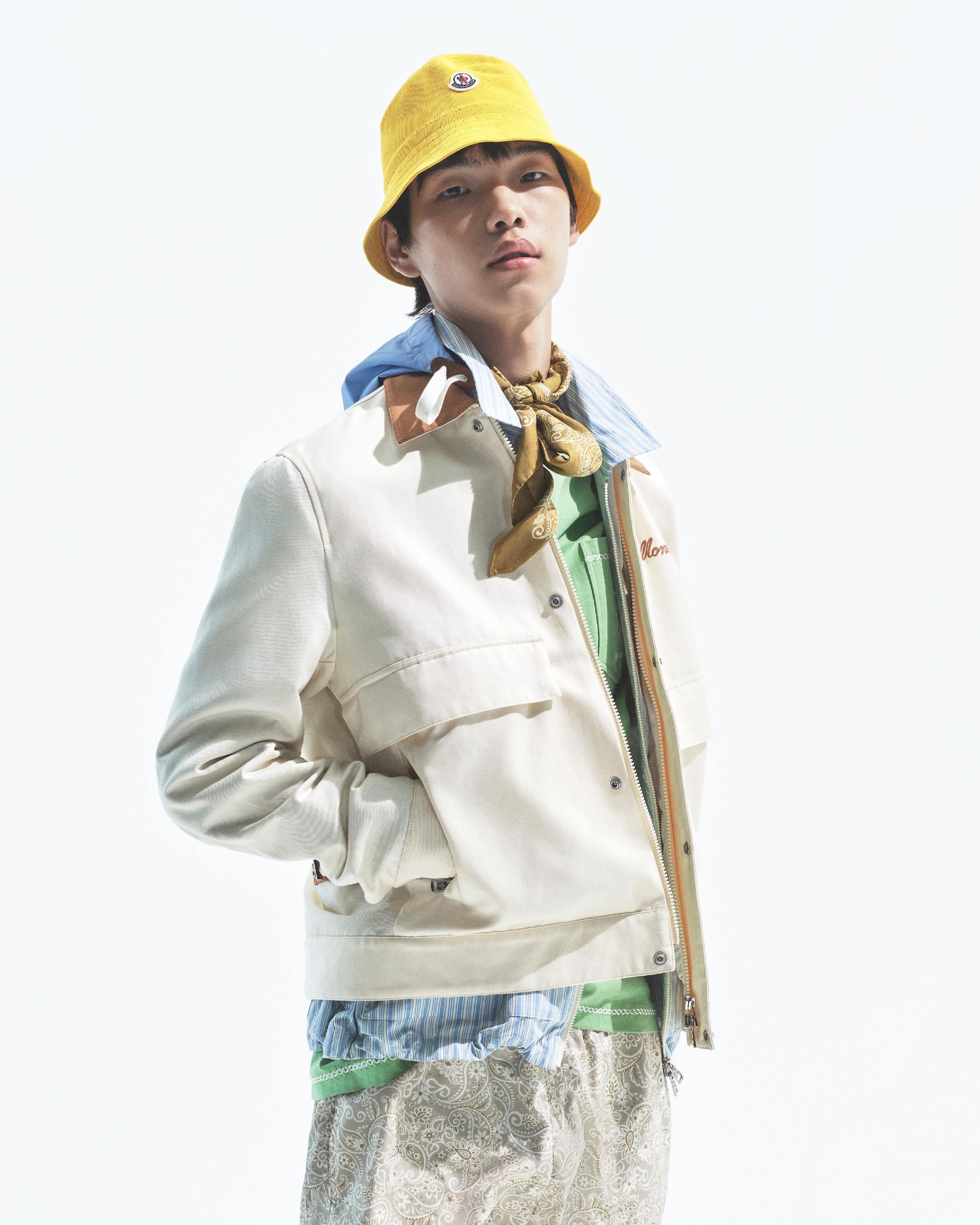 Moncler lancia Have a puffy summer con Jamie Dornan Quando la morbidezza diventa freschezza | Image 613002