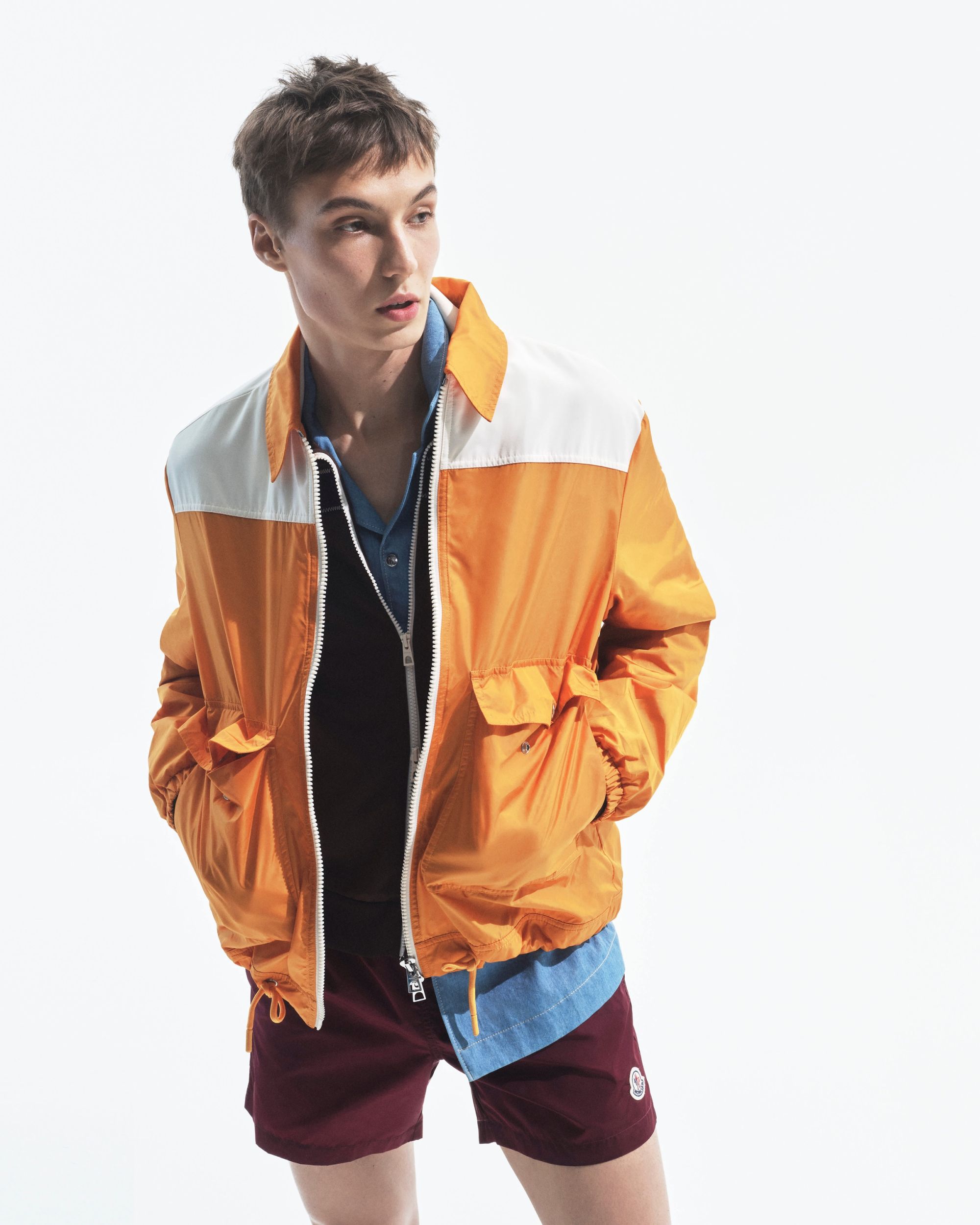 Moncler lancia Have a puffy summer con Jamie Dornan Quando la morbidezza diventa freschezza | Image 613001