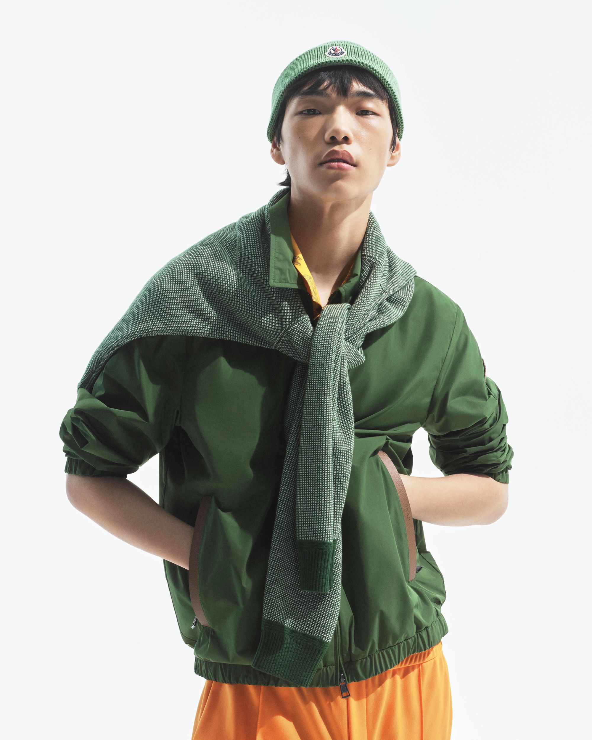 Moncler lancia Have a puffy summer con Jamie Dornan Quando la morbidezza diventa freschezza | Image 613000