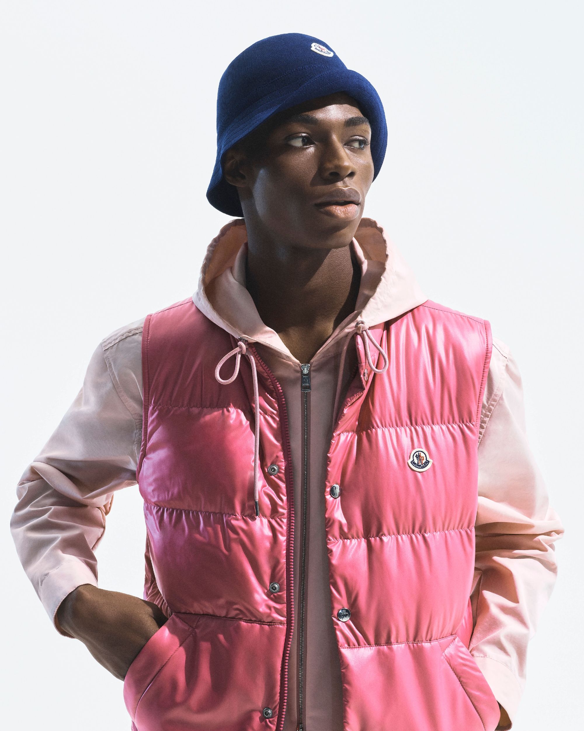 Moncler lancia Have a puffy summer con Jamie Dornan Quando la morbidezza diventa freschezza | Image 612998