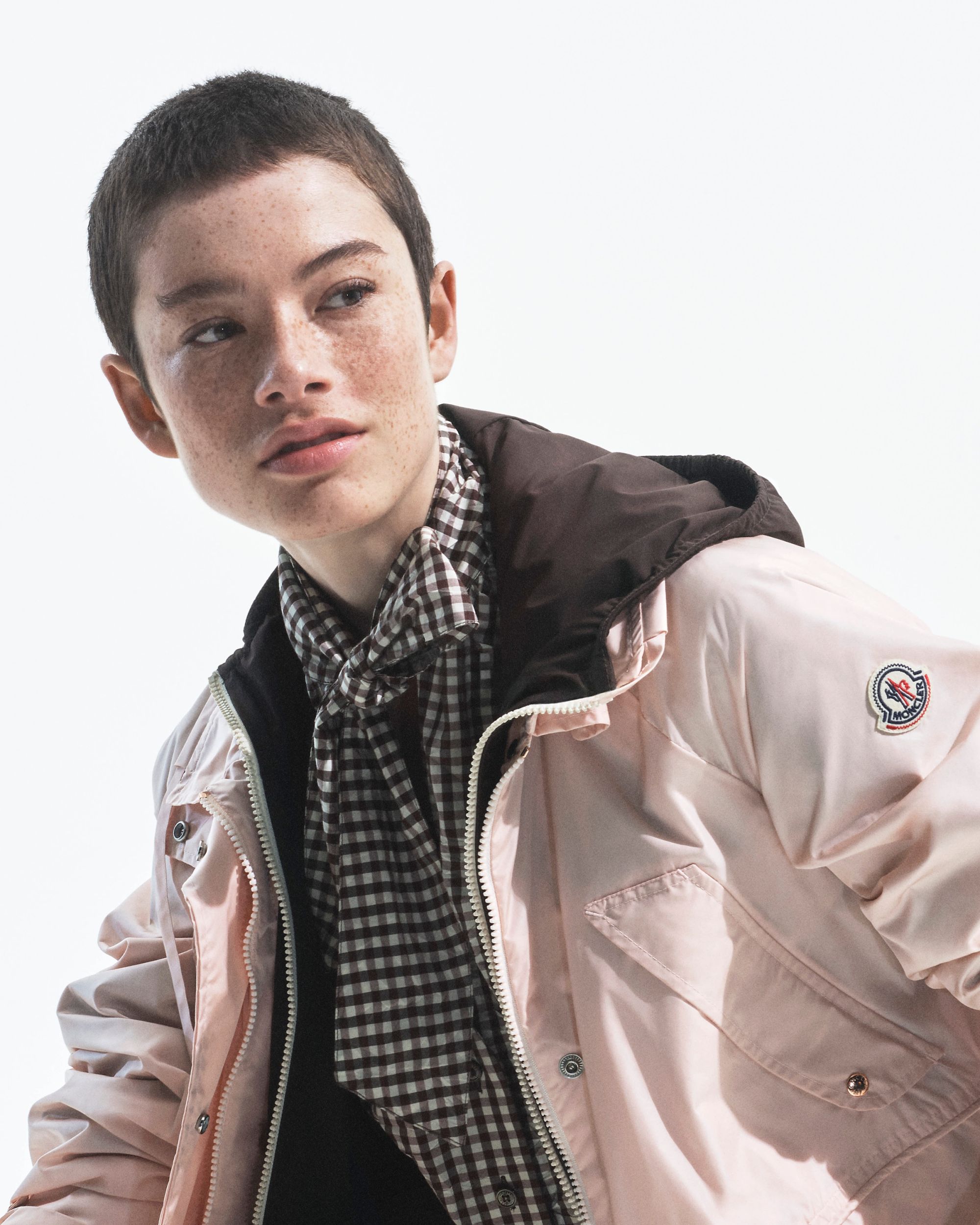 Moncler lancia Have a puffy summer con Jamie Dornan Quando la morbidezza diventa freschezza | Image 612993