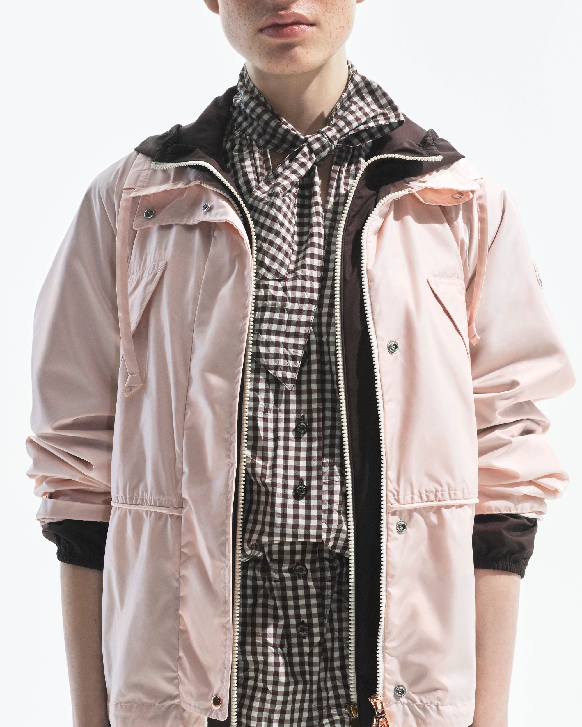 Moncler lancia Have a puffy summer con Jamie Dornan Quando la morbidezza diventa freschezza | Image 612992