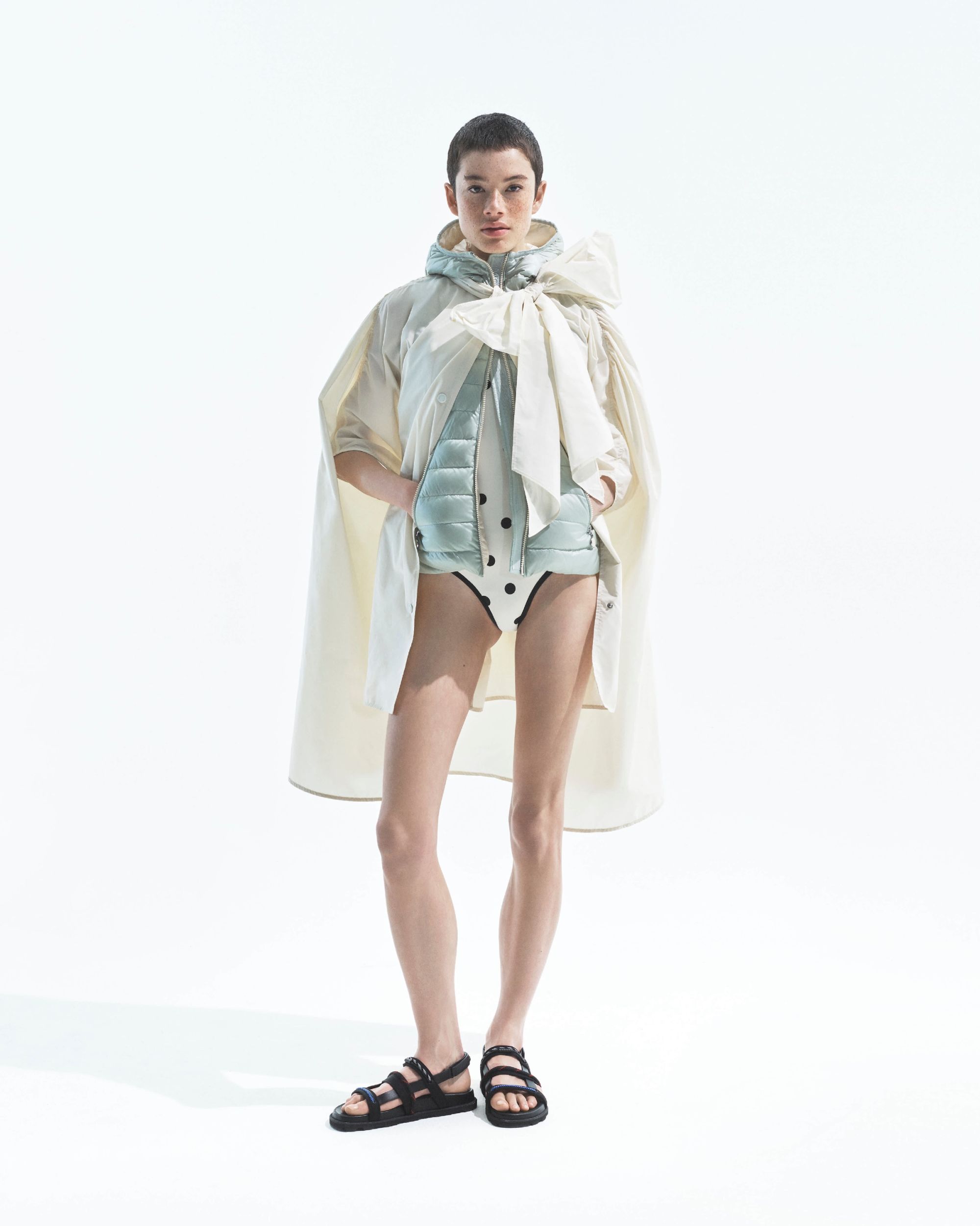 Moncler lancia Have a puffy summer con Jamie Dornan Quando la morbidezza diventa freschezza | Image 612991