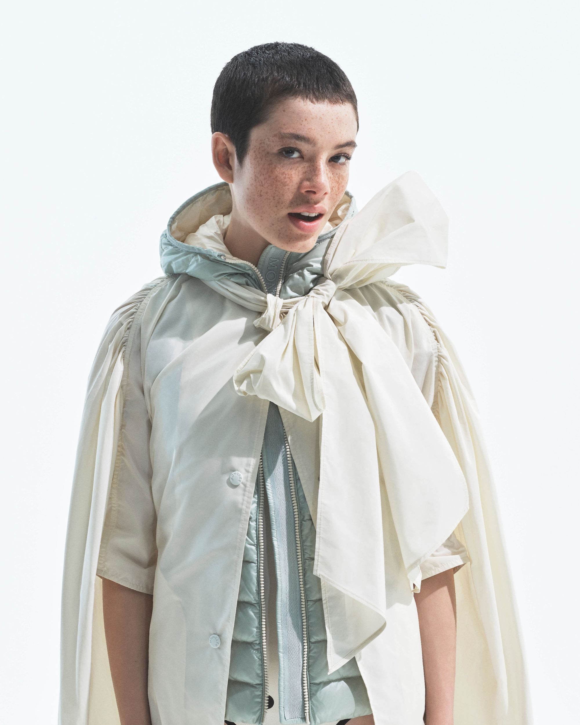 Moncler lancia Have a puffy summer con Jamie Dornan Quando la morbidezza diventa freschezza | Image 612990