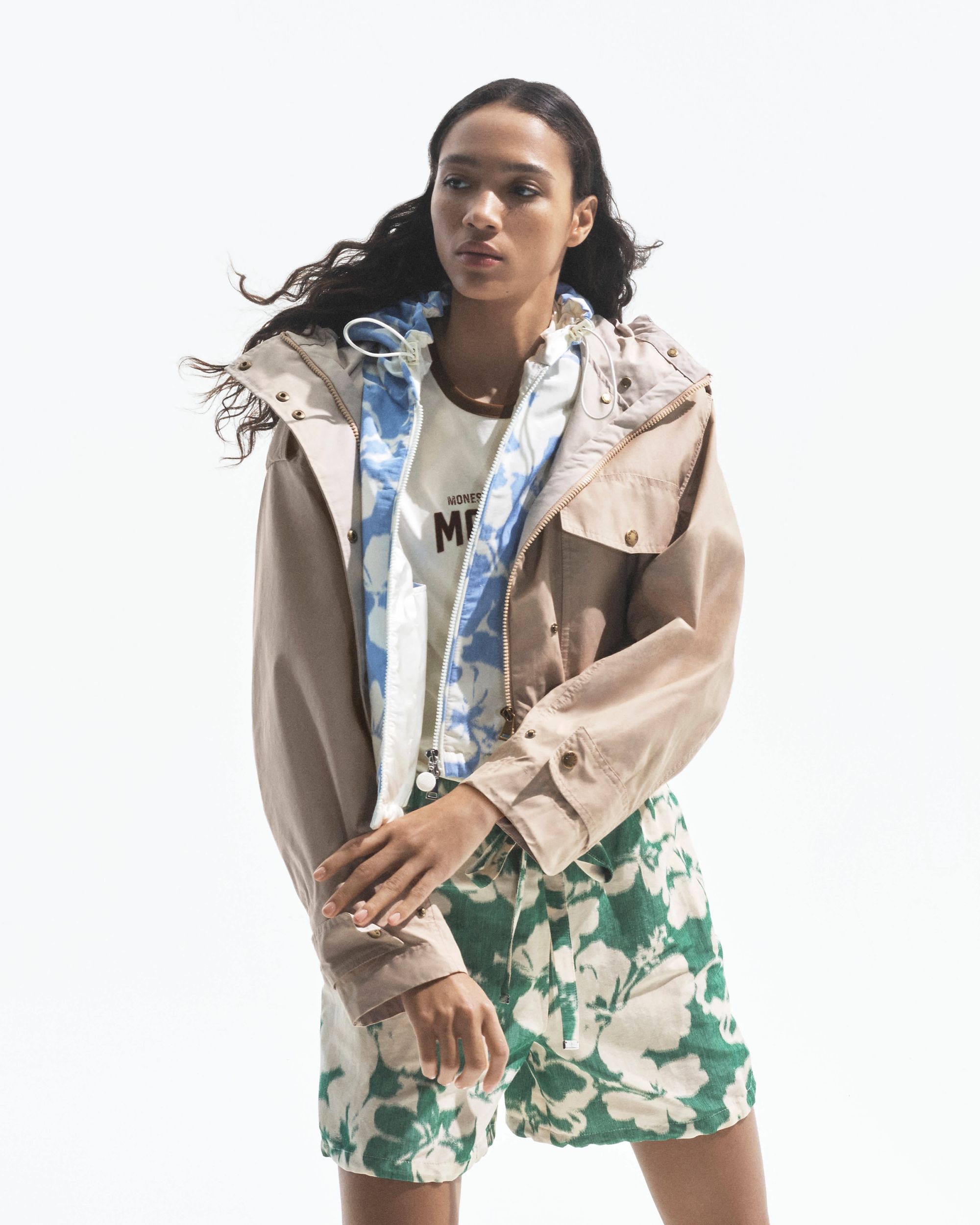 Moncler lancia Have a puffy summer con Jamie Dornan Quando la morbidezza diventa freschezza | Image 612989