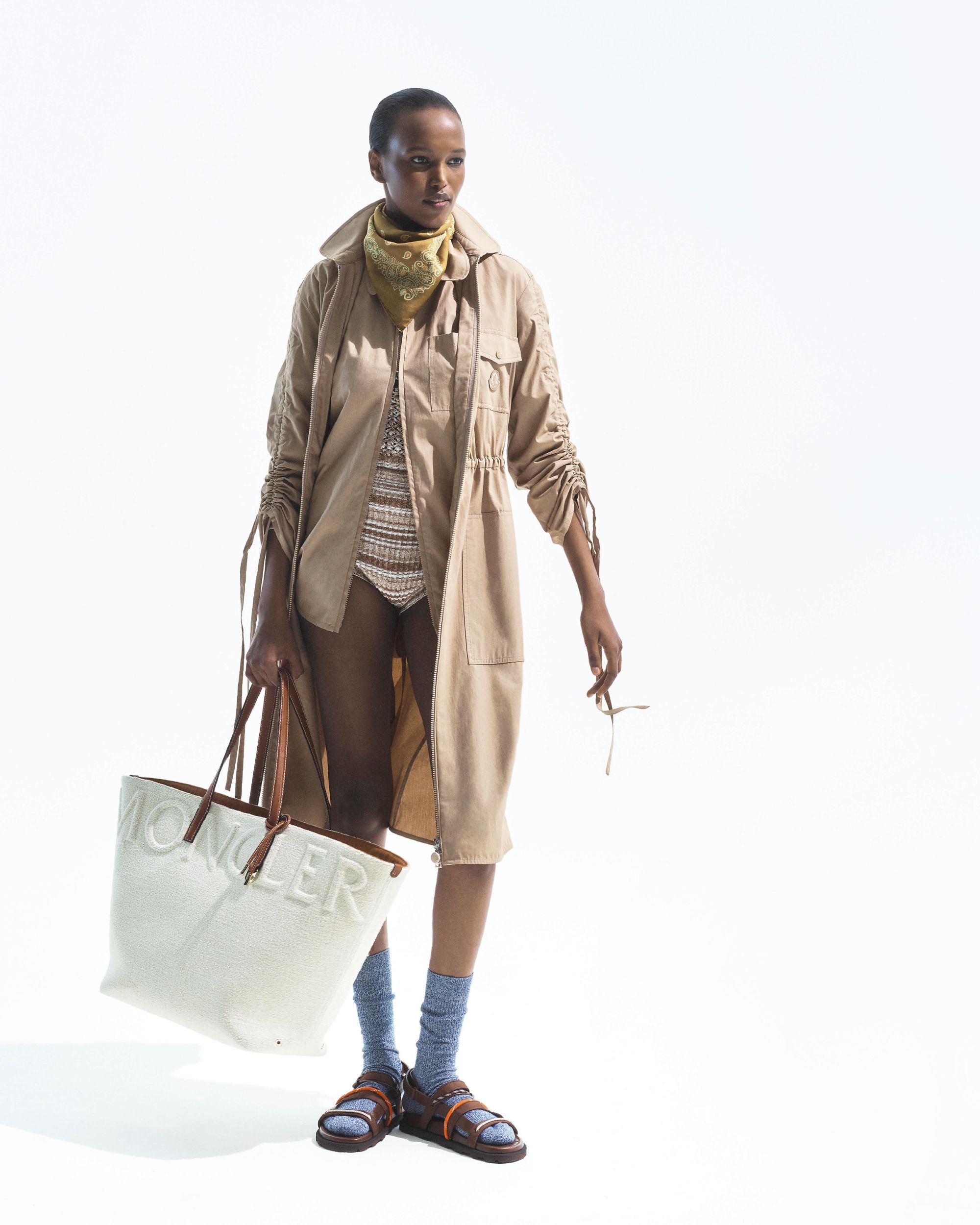 Moncler lancia Have a puffy summer con Jamie Dornan Quando la morbidezza diventa freschezza | Image 612988