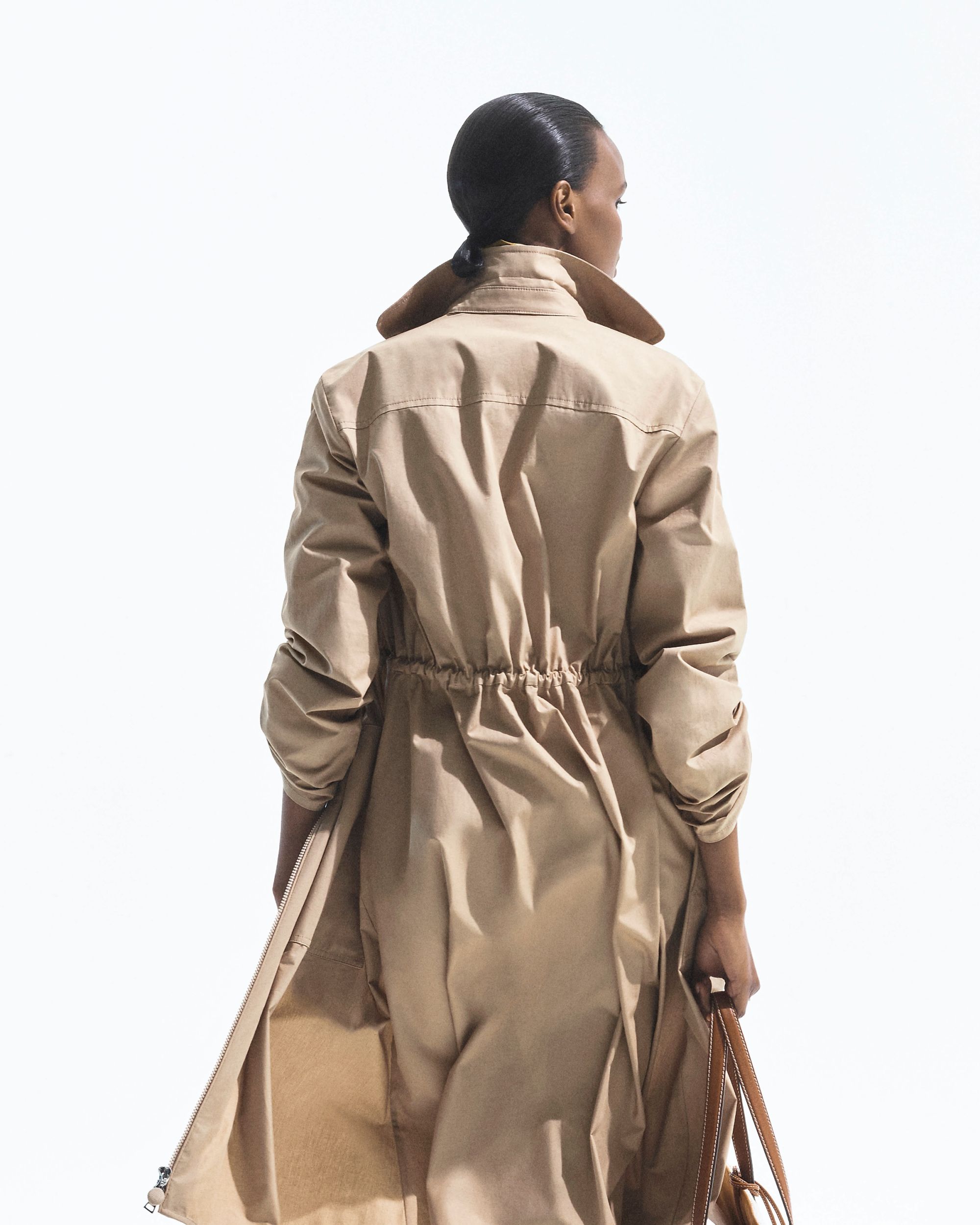 Moncler lancia Have a puffy summer con Jamie Dornan Quando la morbidezza diventa freschezza | Image 612987