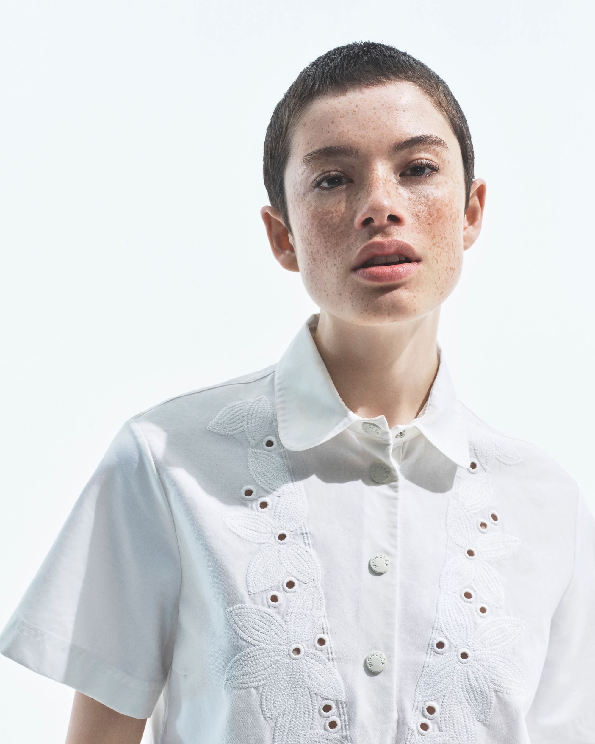 Moncler lancia Have a puffy summer con Jamie Dornan Quando la morbidezza diventa freschezza | Image 612986