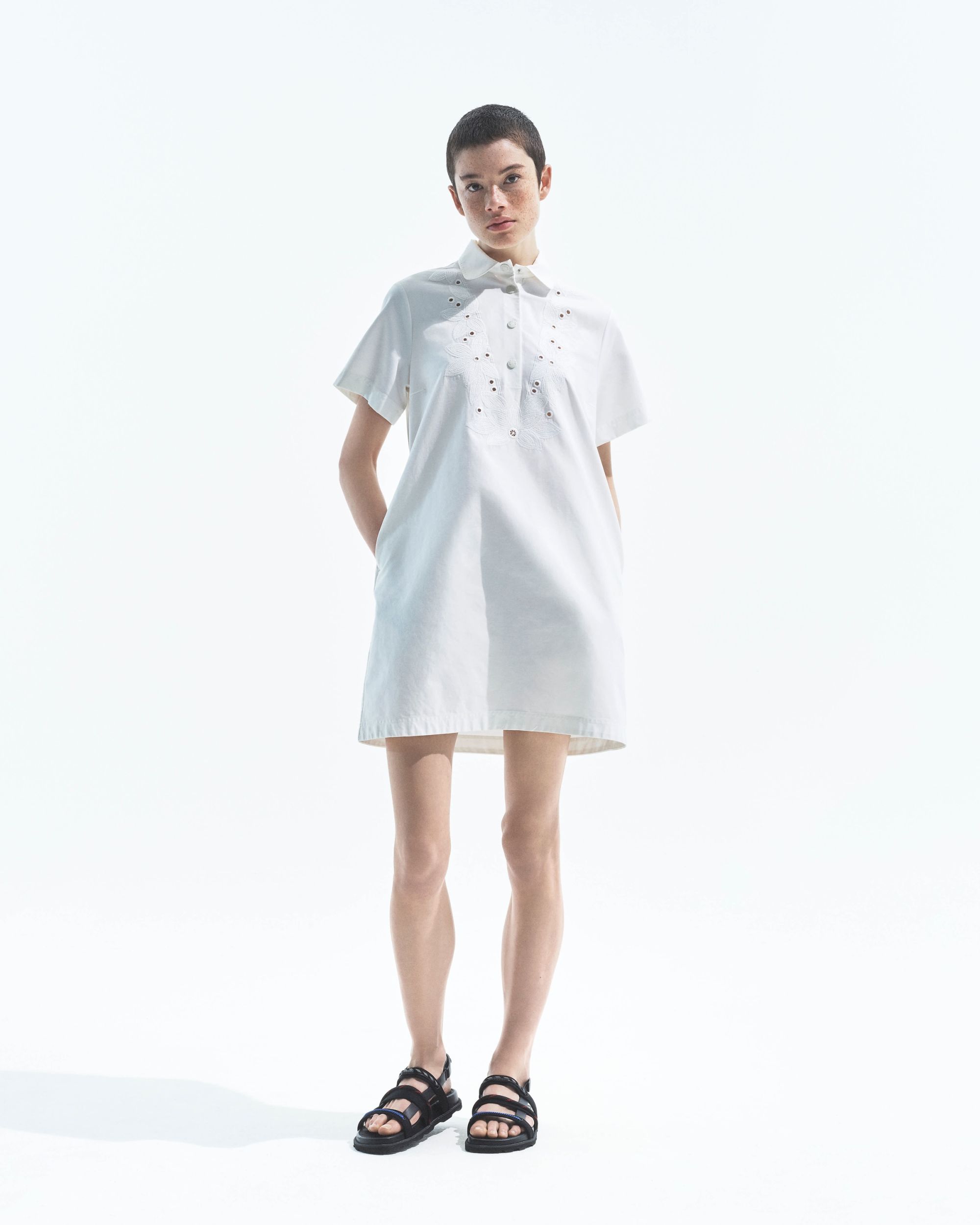 Moncler lancia Have a puffy summer con Jamie Dornan Quando la morbidezza diventa freschezza | Image 612985