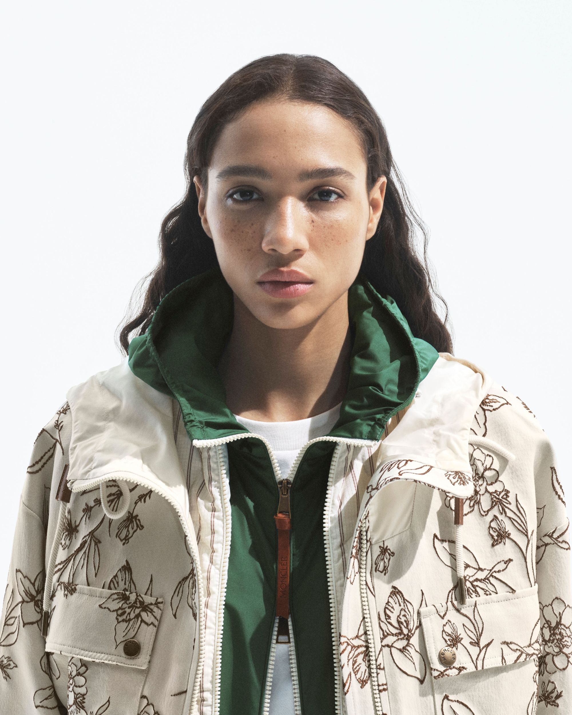 Moncler lancia Have a puffy summer con Jamie Dornan Quando la morbidezza diventa freschezza | Image 613007