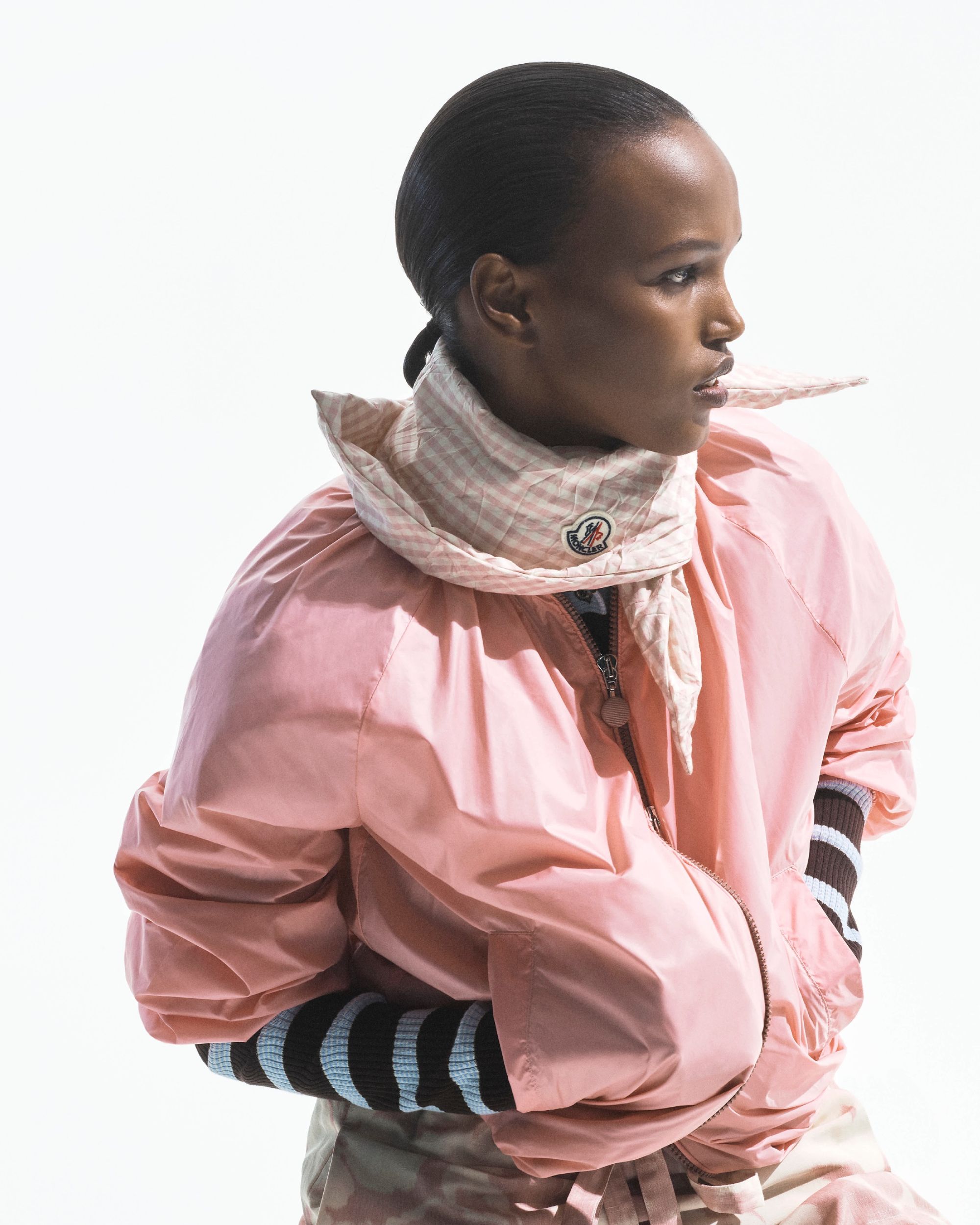 Moncler lancia Have a puffy summer con Jamie Dornan Quando la morbidezza diventa freschezza | Image 613006