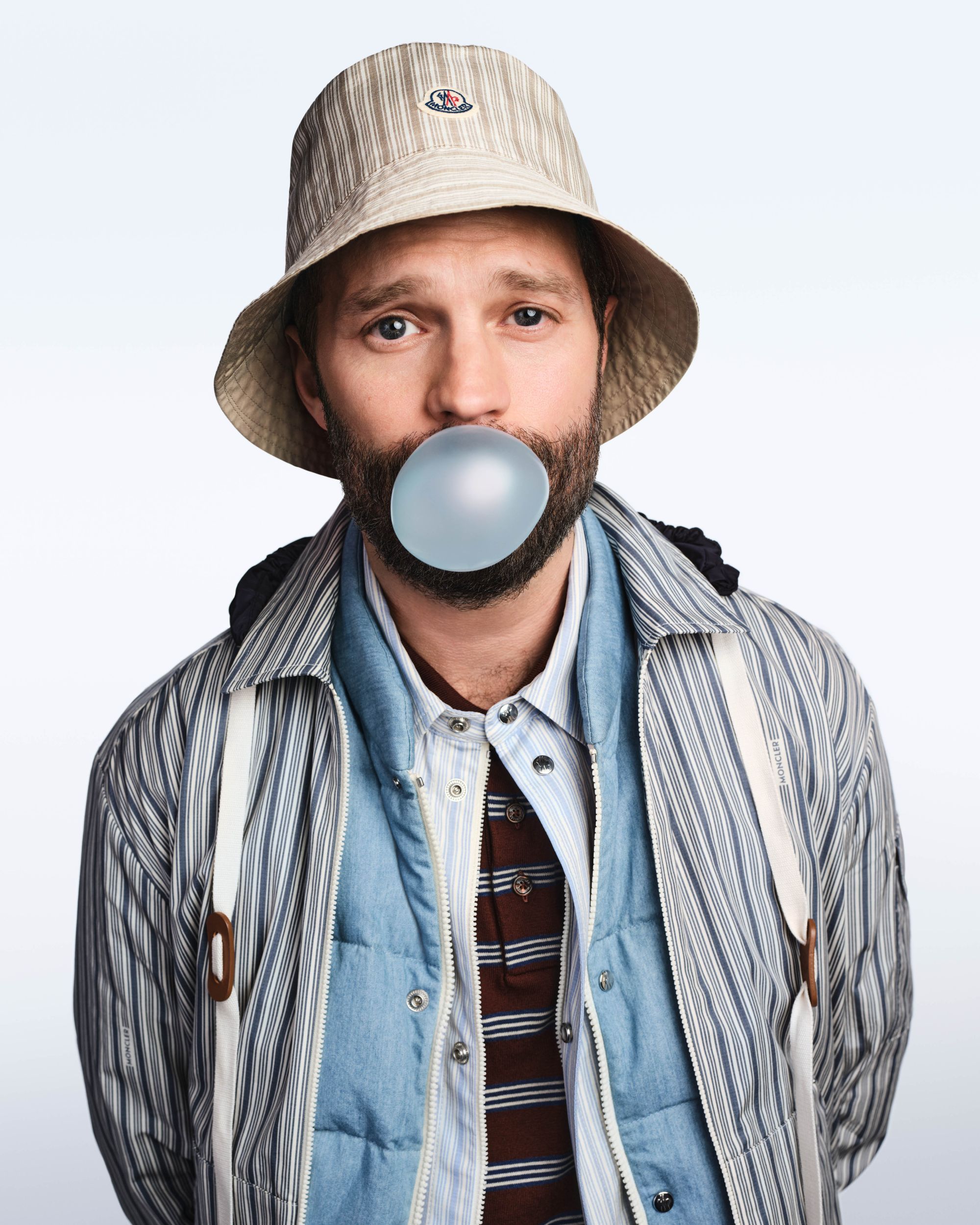 Moncler lancia Have a puffy summer con Jamie Dornan Quando la morbidezza diventa freschezza | Image 613051