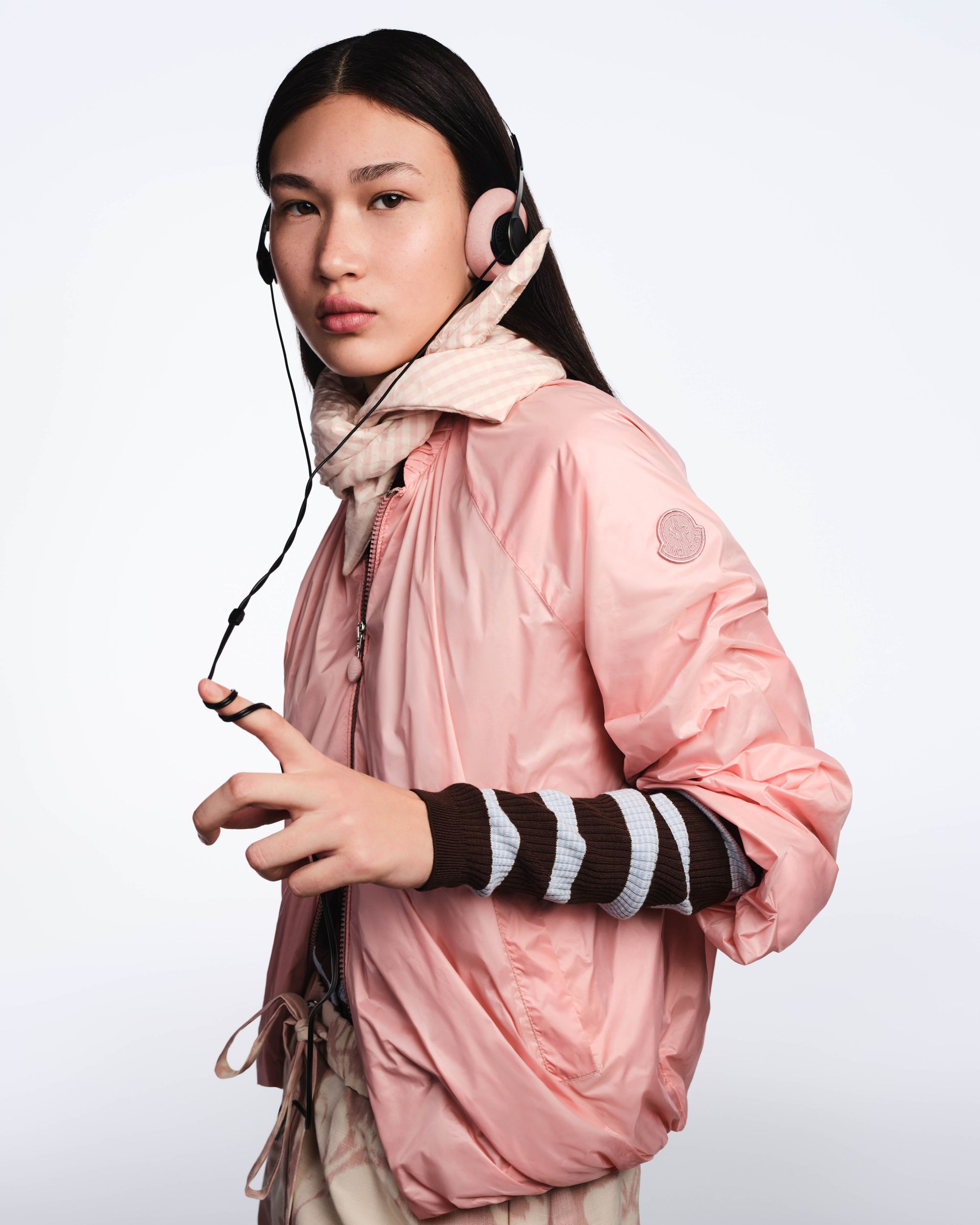 Moncler lancia Have a puffy summer con Jamie Dornan Quando la morbidezza diventa freschezza | Image 613044