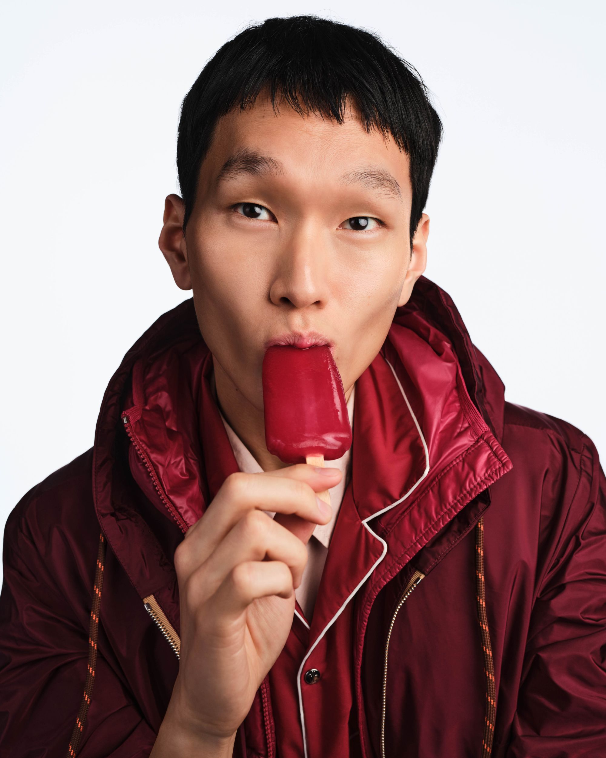 Moncler lancia Have a puffy summer con Jamie Dornan Quando la morbidezza diventa freschezza | Image 613043