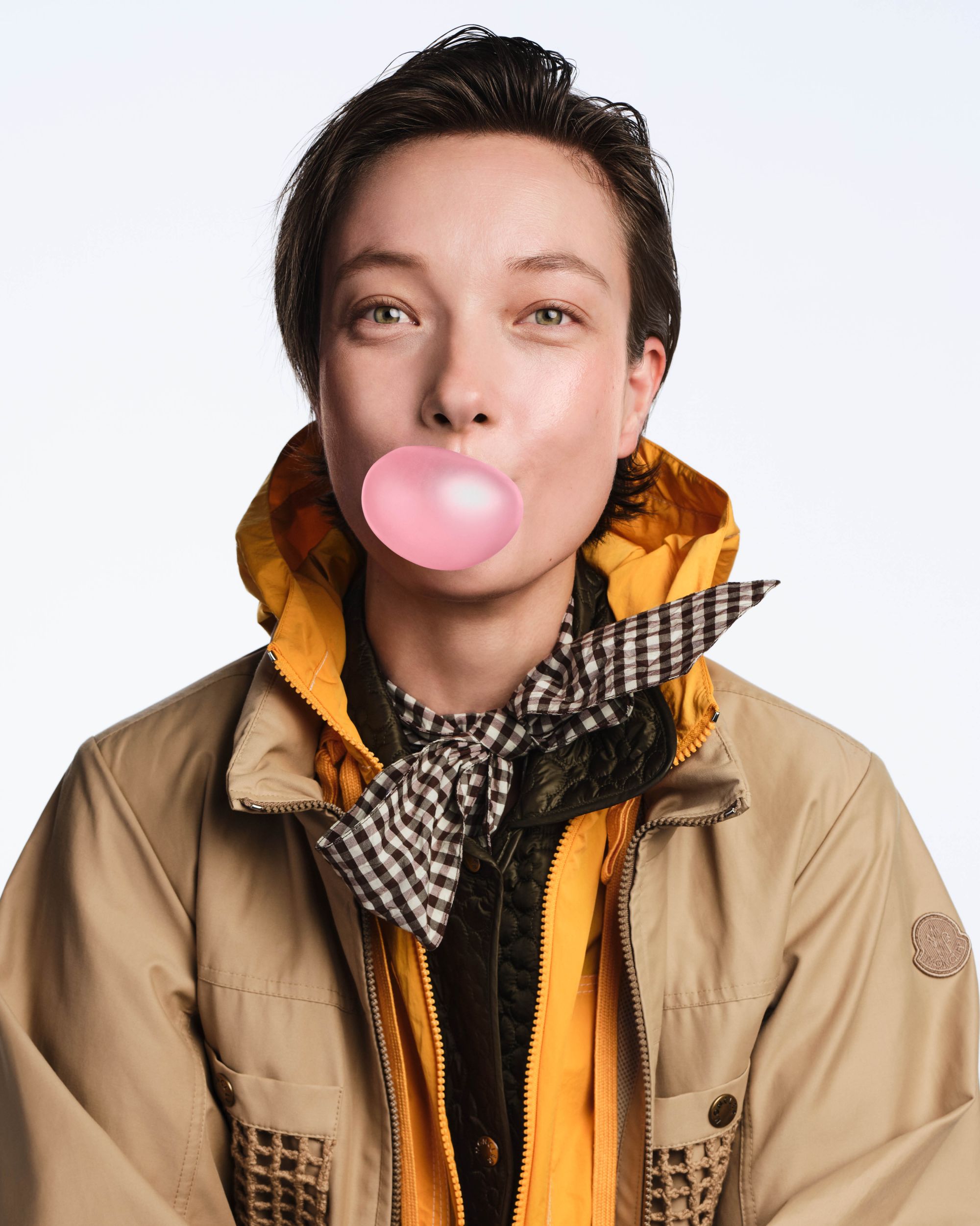 Moncler lancia Have a puffy summer con Jamie Dornan Quando la morbidezza diventa freschezza | Image 613042