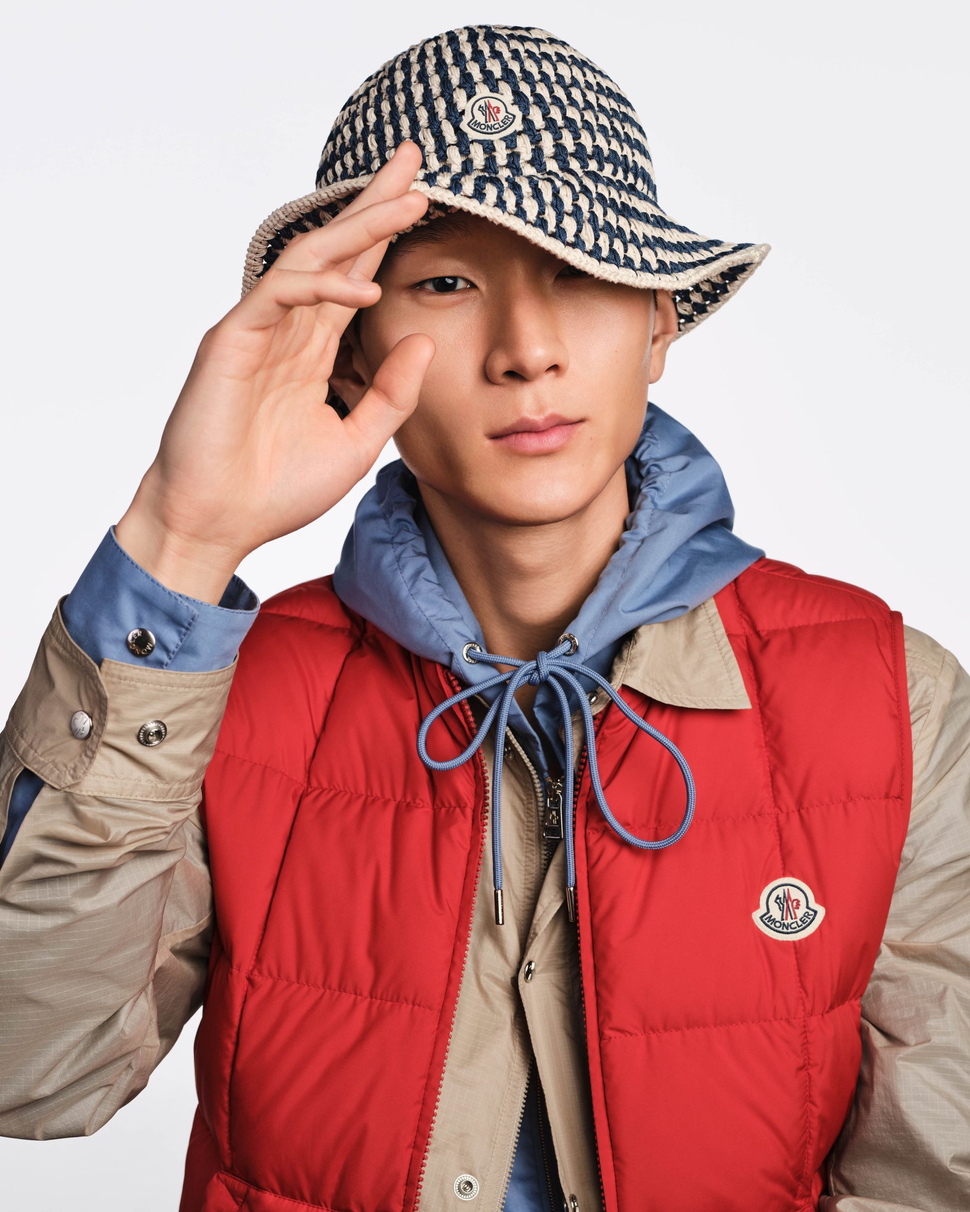 Moncler lancia Have a puffy summer con Jamie Dornan Quando la morbidezza diventa freschezza | Image 613040