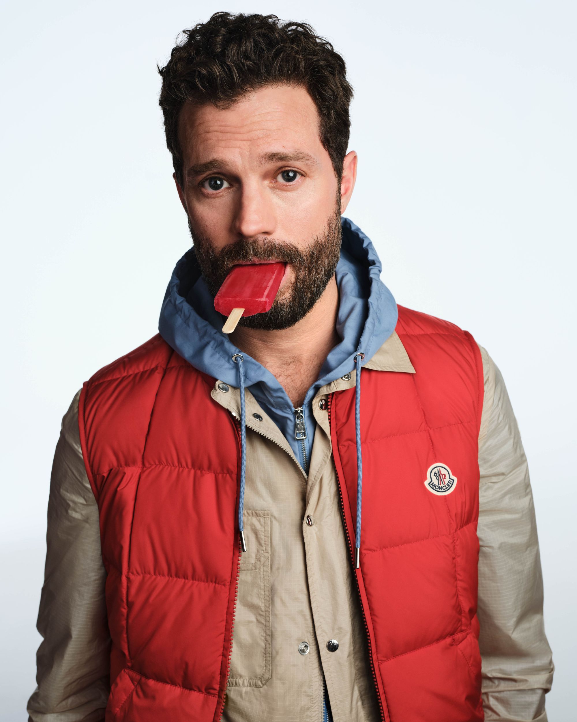 Moncler lancia Have a puffy summer con Jamie Dornan Quando la morbidezza diventa freschezza | Image 613039