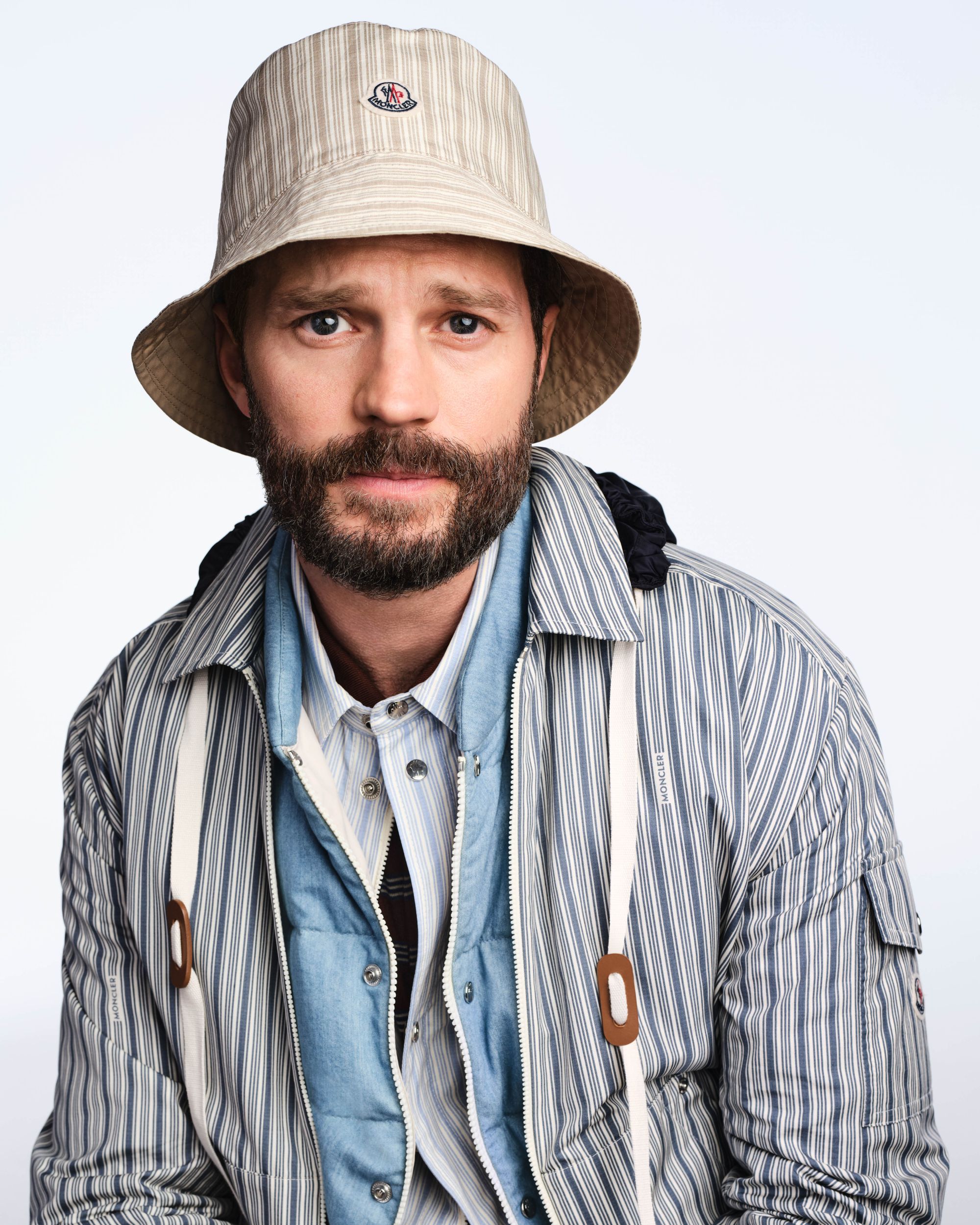 Moncler lancia Have a puffy summer con Jamie Dornan Quando la morbidezza diventa freschezza | Image 613038