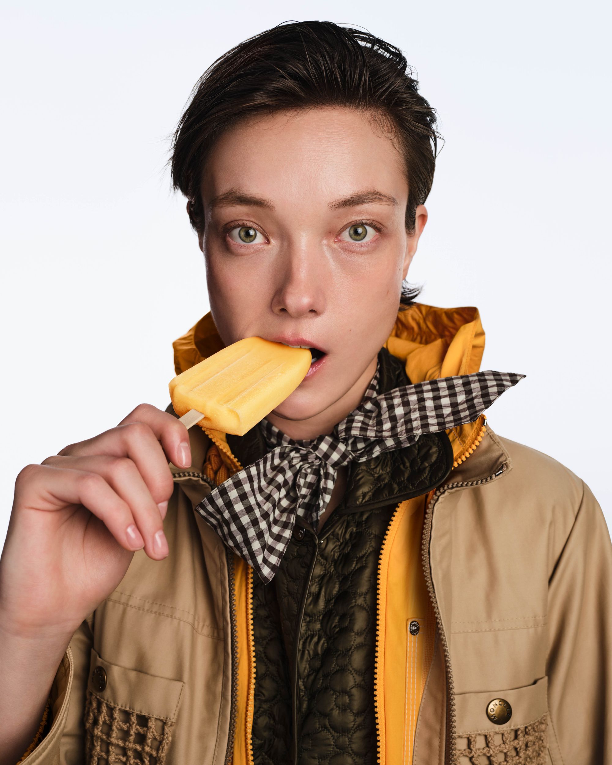 Moncler lancia Have a puffy summer con Jamie Dornan Quando la morbidezza diventa freschezza | Image 613050