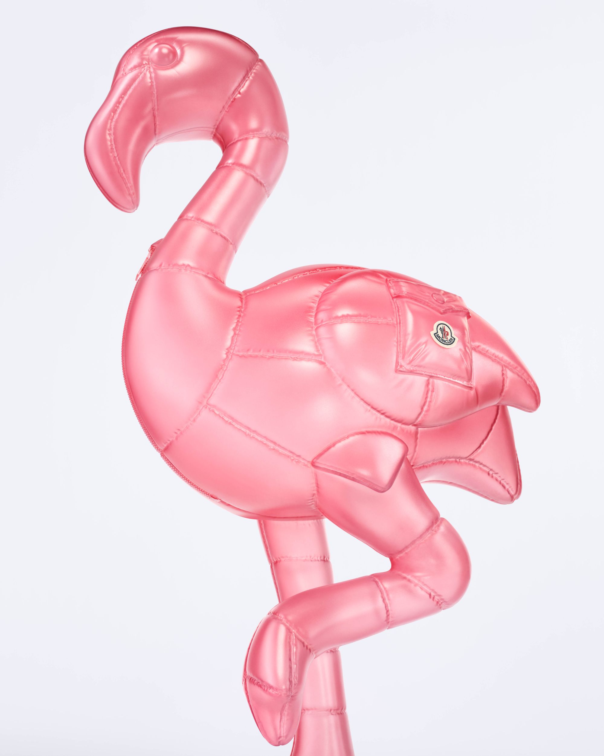 Moncler lancia Have a puffy summer con Jamie Dornan Quando la morbidezza diventa freschezza | Image 613034