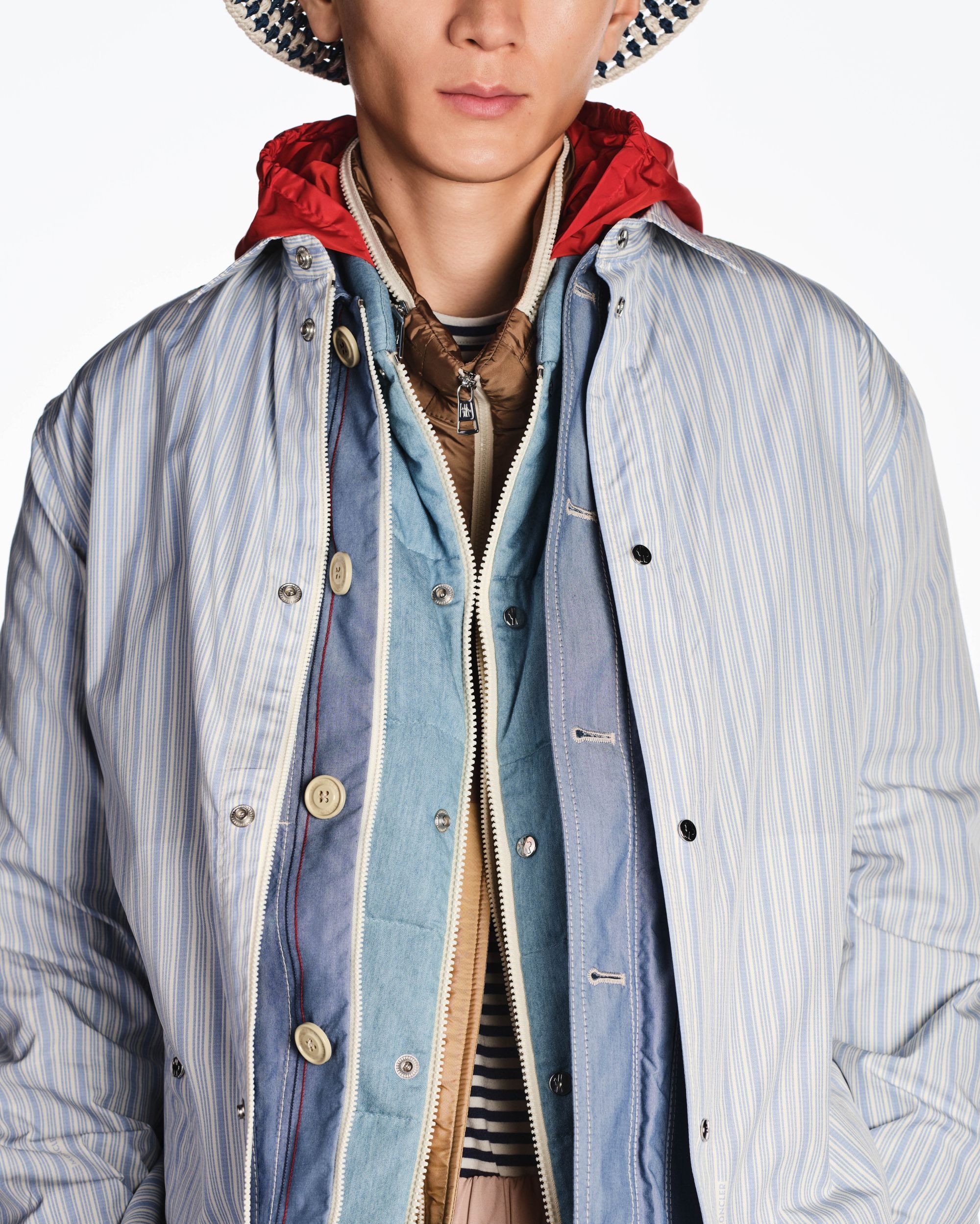 Moncler lancia Have a puffy summer con Jamie Dornan Quando la morbidezza diventa freschezza | Image 613033