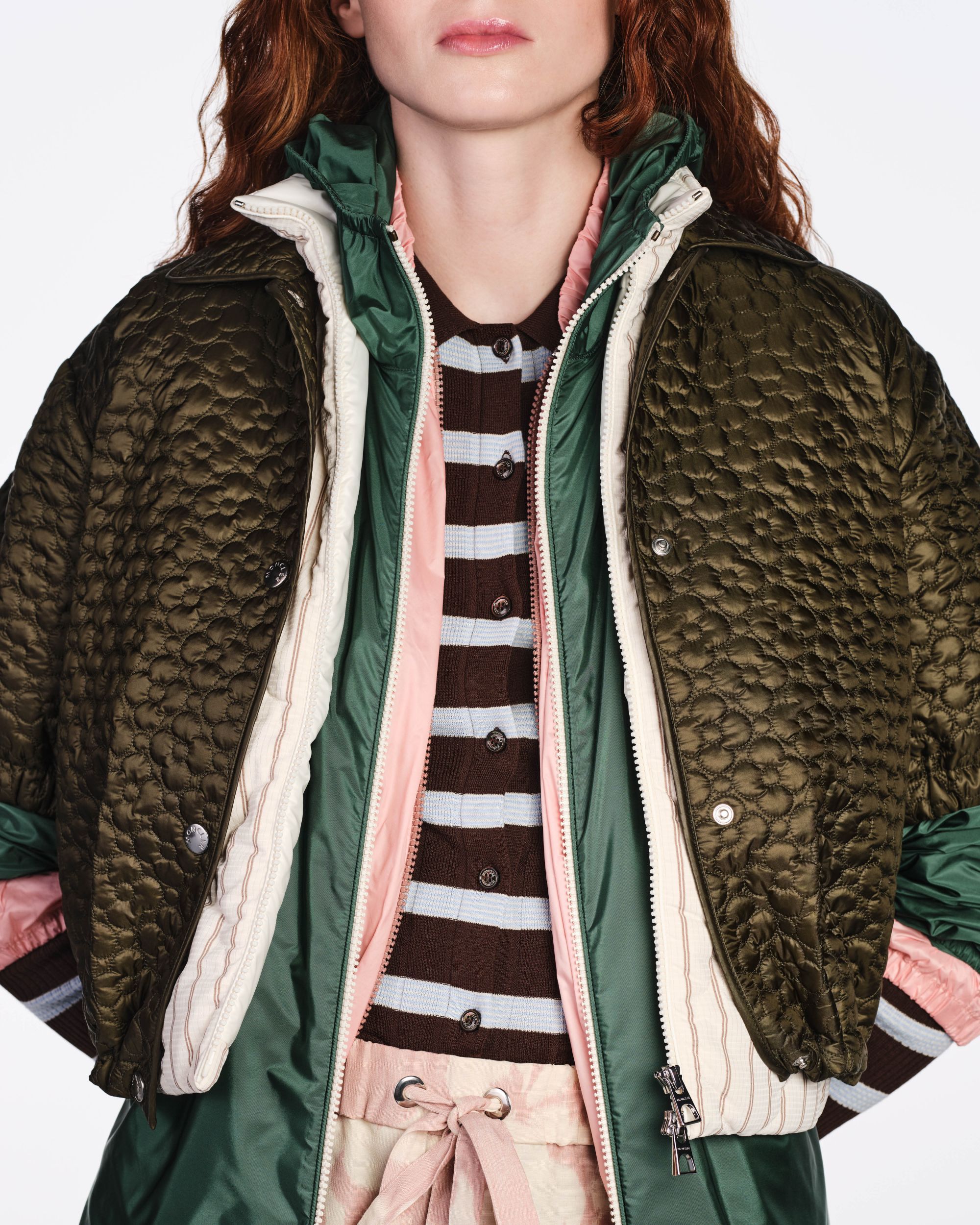 Moncler lancia Have a puffy summer con Jamie Dornan Quando la morbidezza diventa freschezza | Image 613032