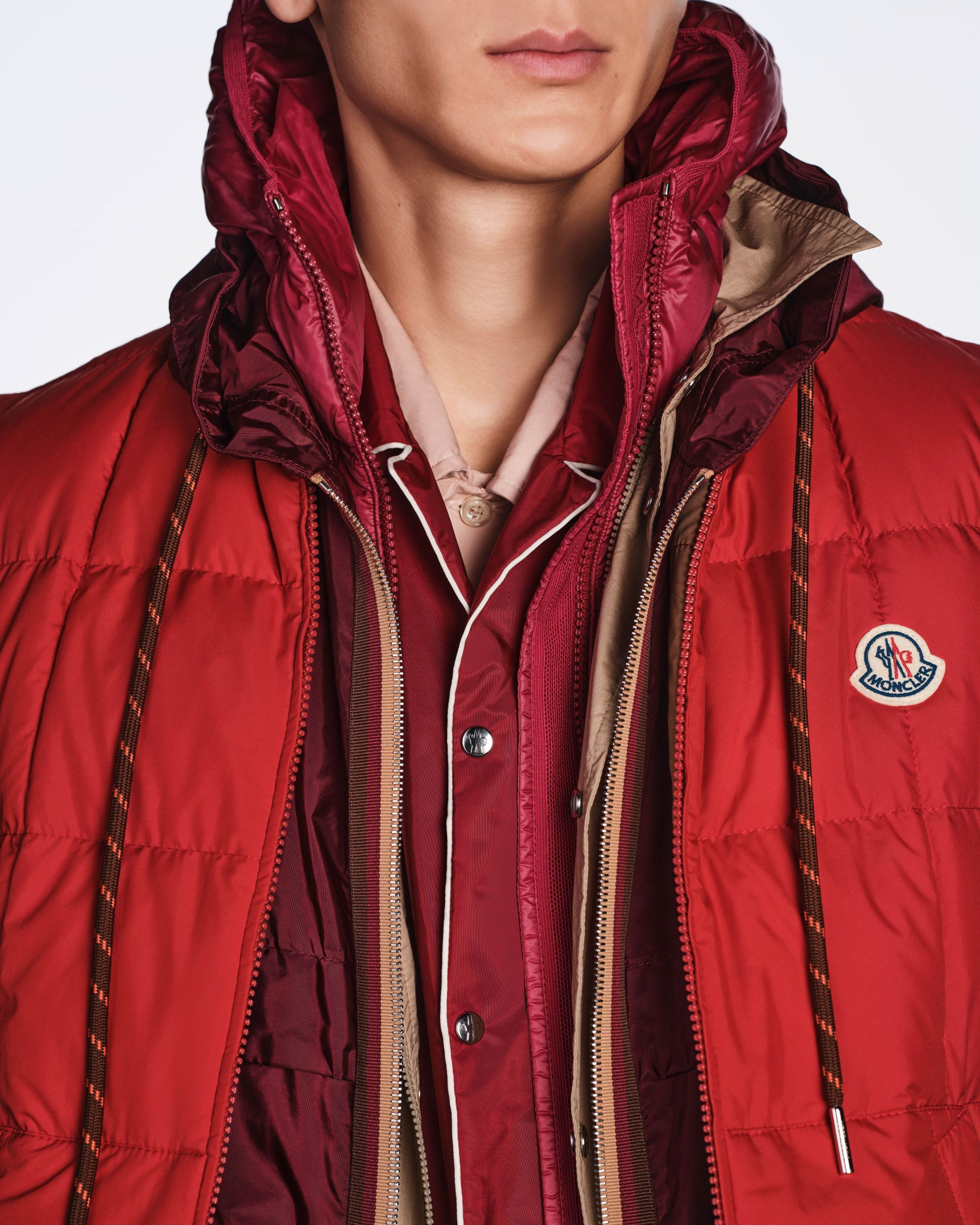 Moncler lancia Have a puffy summer con Jamie Dornan Quando la morbidezza diventa freschezza | Image 613031