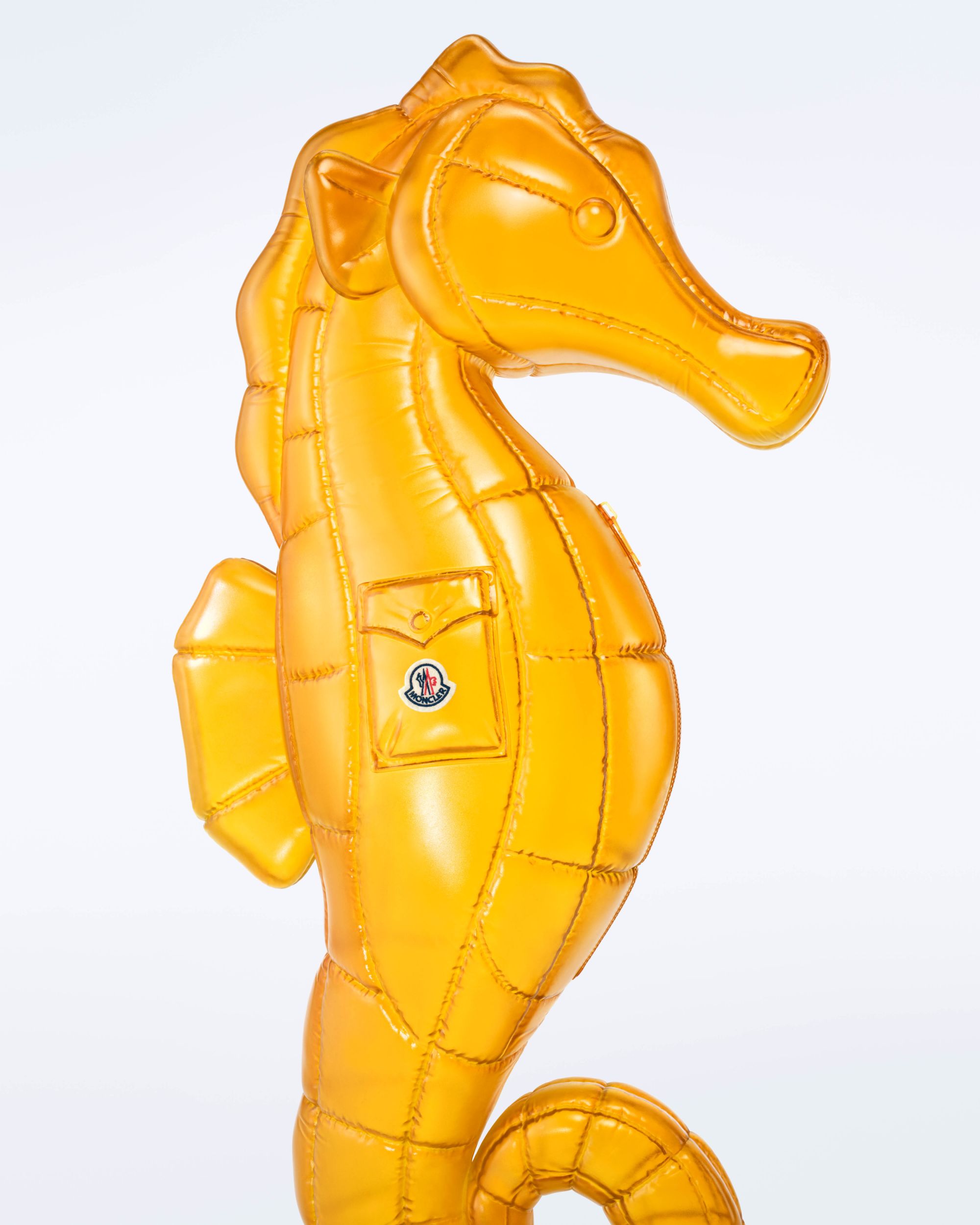 Moncler lancia Have a puffy summer con Jamie Dornan Quando la morbidezza diventa freschezza | Image 613048