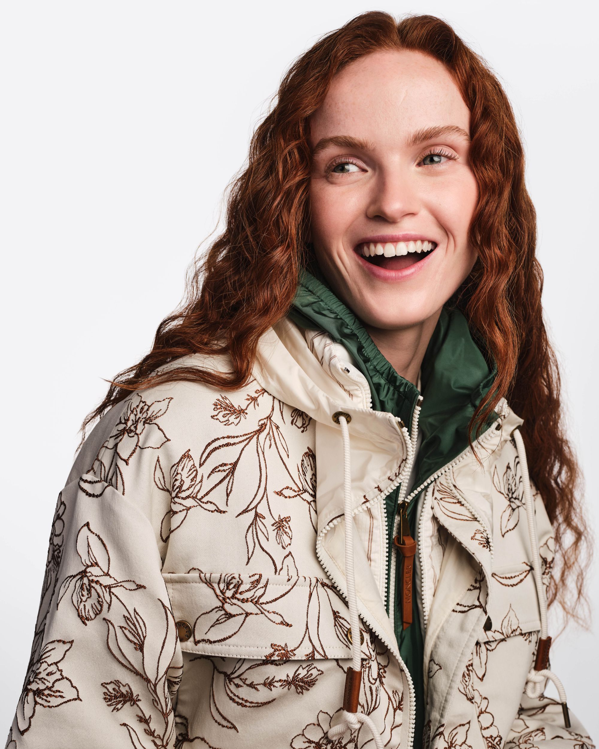 Moncler lancia Have a puffy summer con Jamie Dornan Quando la morbidezza diventa freschezza | Image 613046