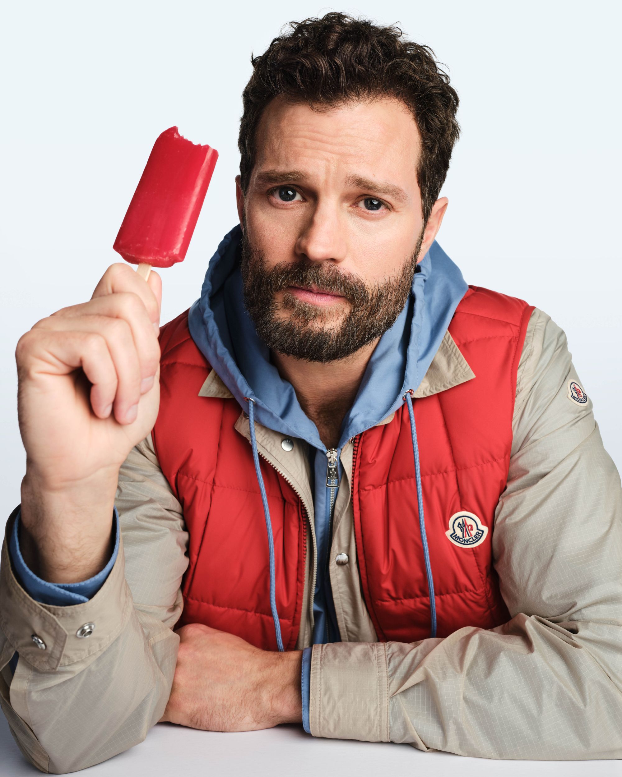 Moncler lancia Have a puffy summer con Jamie Dornan Quando la morbidezza diventa freschezza | Image 613045