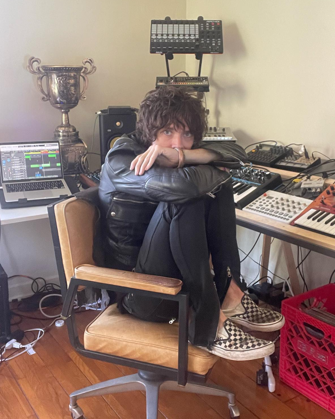 Mettersi i vestiti rovinati è performativo? Strappi, borchie e scoloriture per urlare al mondo di essere arrivati prima degli altri