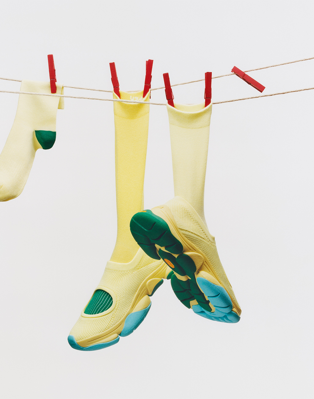 Camper e ISSEY MIYAKE presentano Karst Finch La linea ispirata al piumaggio colorato dei fringuelli