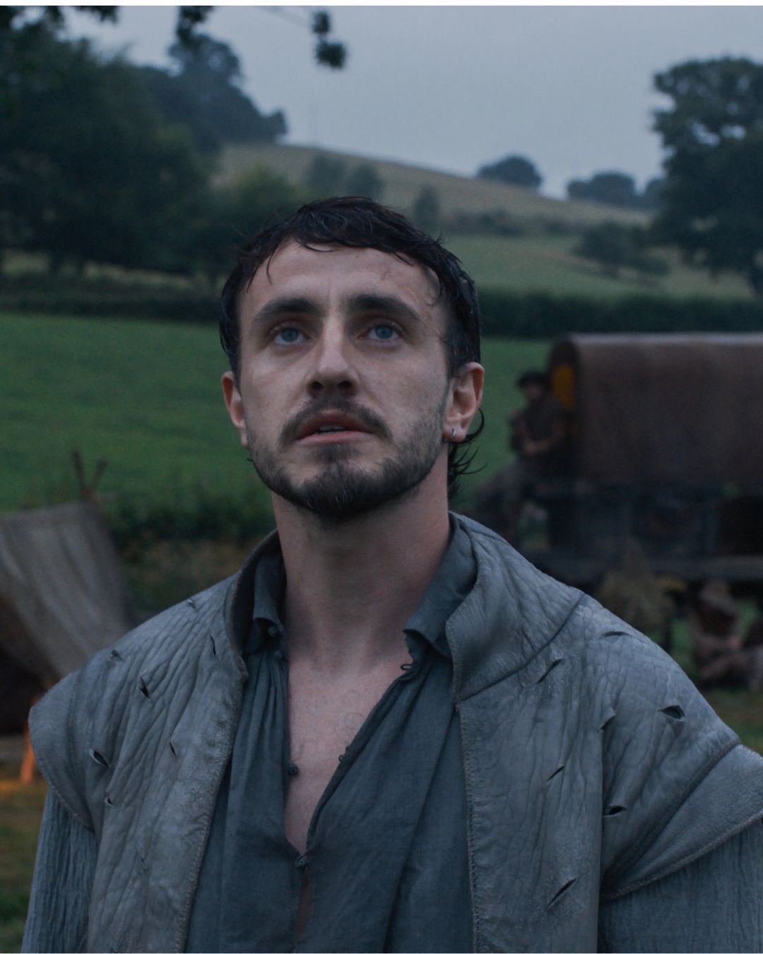 Vestirsi per sembrare più intelligenti Il poetcore, secondo Pinterest, è uno dei trend del 2026: perché non rinunceremo mai a darci un’aria da intellettuali