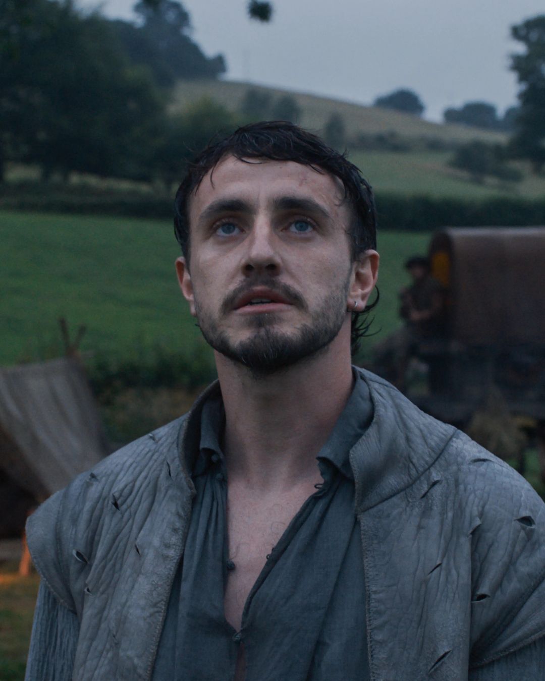 Vestirsi per sembrare più intelligenti Il poetcore, secondo Pinterest, è uno dei trend del 2026: perché non rinunceremo mai a darci un’aria da intellettuali