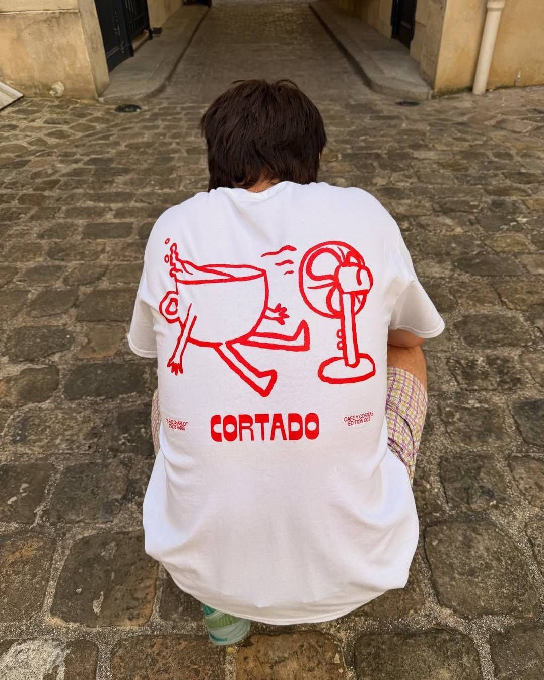 Pourquoi porter le tee-shirt de son coffee-shop préféré ? Le tee-shirt de restaurant s'impose comme le nouvel uniforme d'une génération qui porte ses adresses fétiches à même la peau