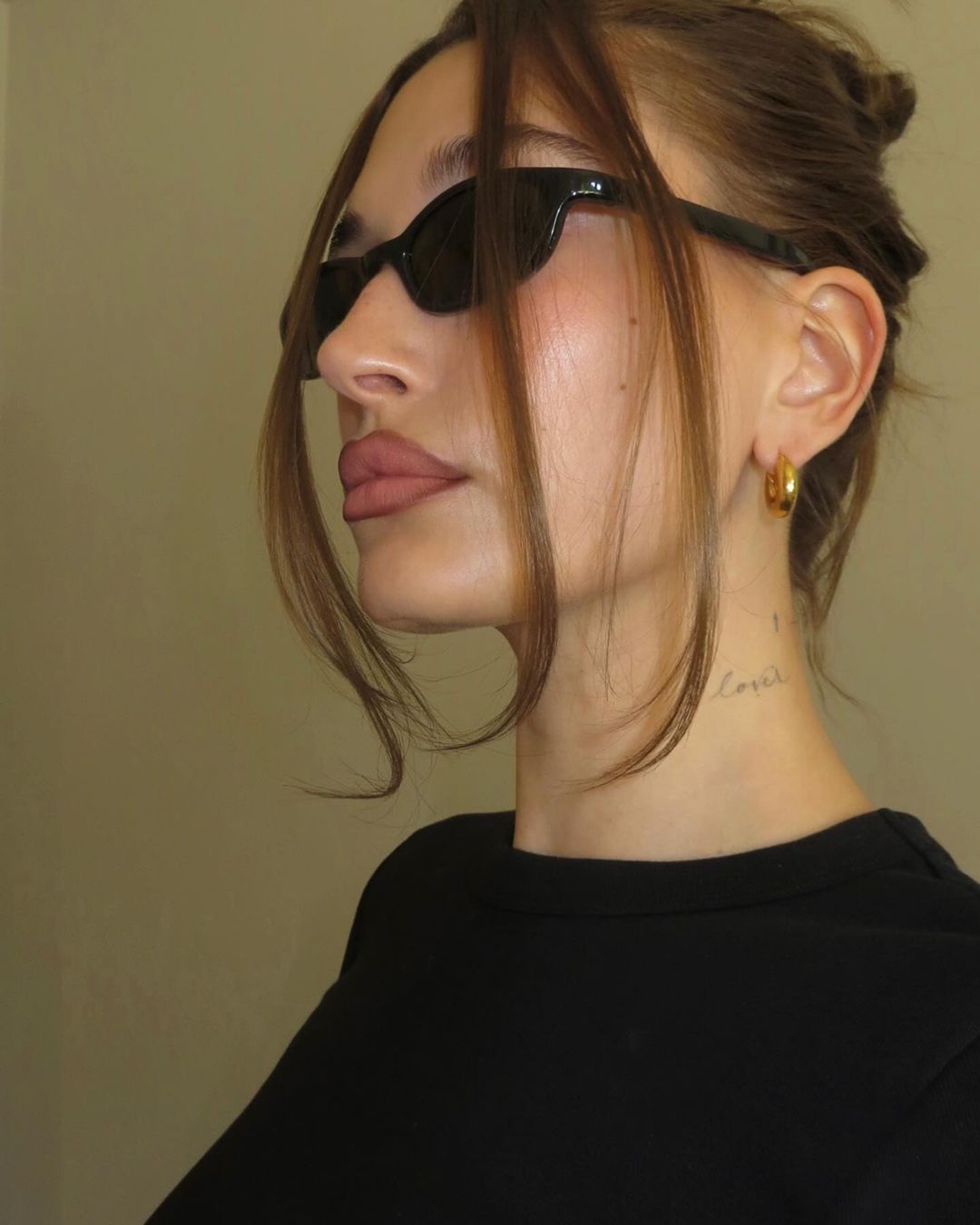 Il cashmere chignon è l’acconciatura di cui avevamo bisogno  Tutti i segreti di un hairlook comfy & chic