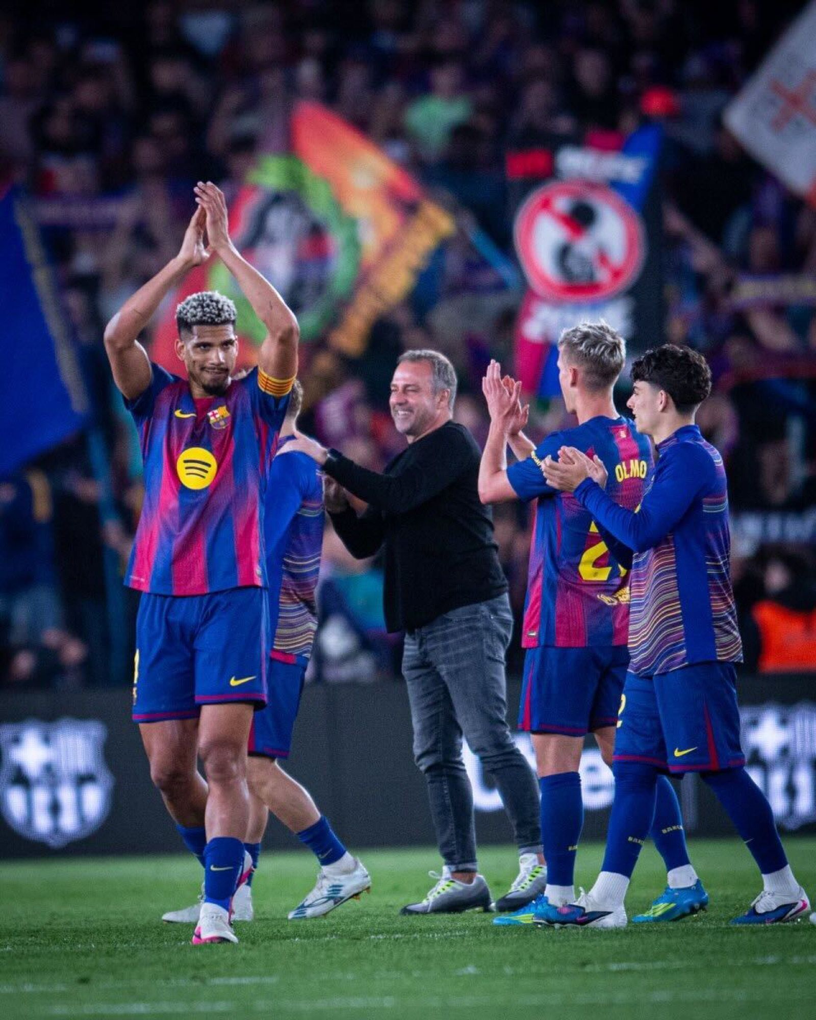 Hansi Flick è incapsulato nel 2014 Risvoltini e Air Max 95 Neon, direttamente da un coffee table book di Sneaker Freaker