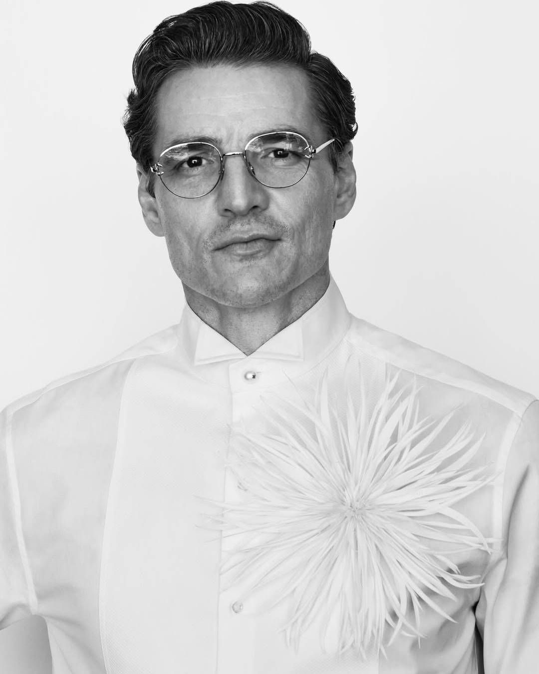 Chanel : Pourquoi la nomination de Pedro Pascal change tout La nomination récente de Pedro Pascal en tant qu’ambassadeur de la marque relance le débat