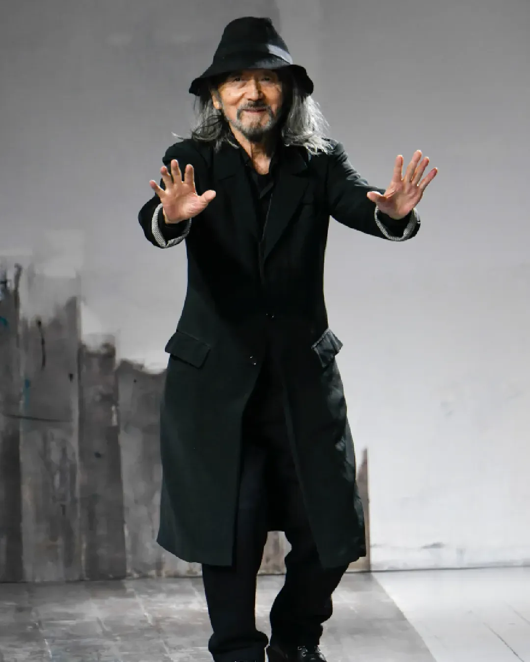 La mostra Abitare il Nero porta a Milano i tre più grandi designer giapponesi Issey Miyake, Yohji Yamamoto e Junya Watanabe incontrano l'opera di Alberto Burri