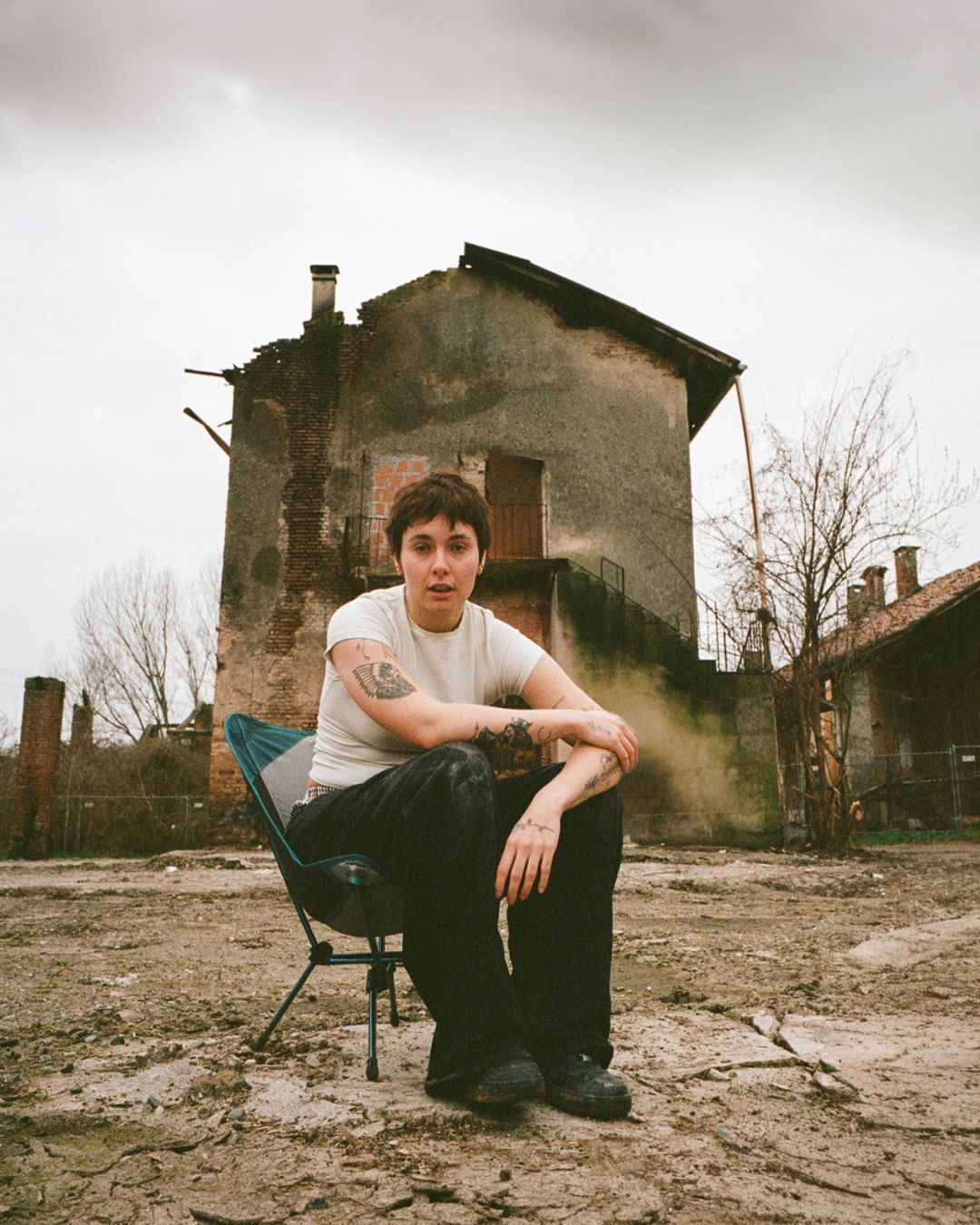 Lo avete notato? Madame è tornata Il nuovo album si intitola Disincanto, e le affissioni dicono già tutto (o quasi)