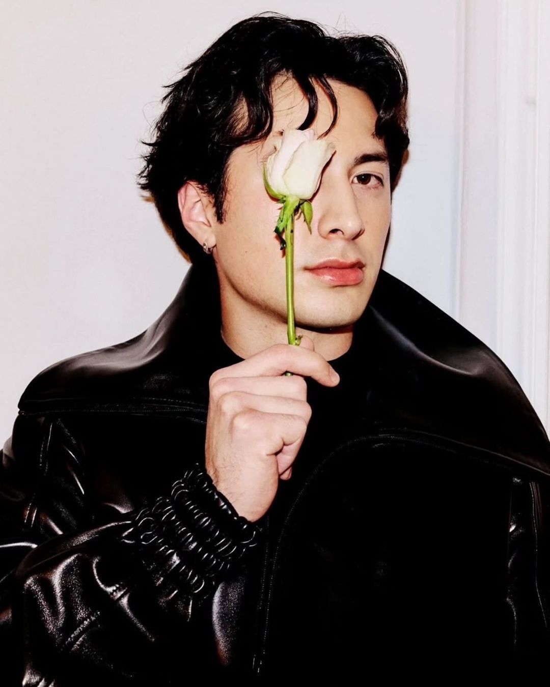 Come i capelli maschili sono diventati un gioco serio Tra celebrity, TikTok e cultura del self-care, i capelli dei ragazzi non stanno più al loro posto (ed è un bene)