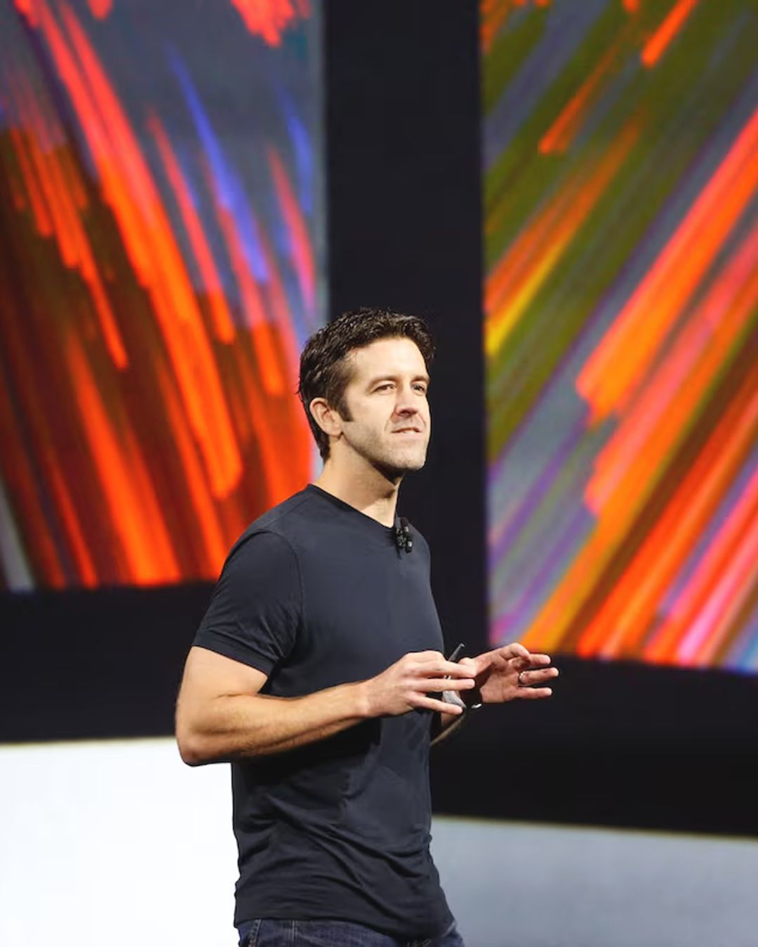 Tutto quello che c'è da sapere sul nuovo CEO di Apple John Ternus lavora nell'azienda da oltre vent'anni ed è stato uno stretto collaboratore di Tim Cook