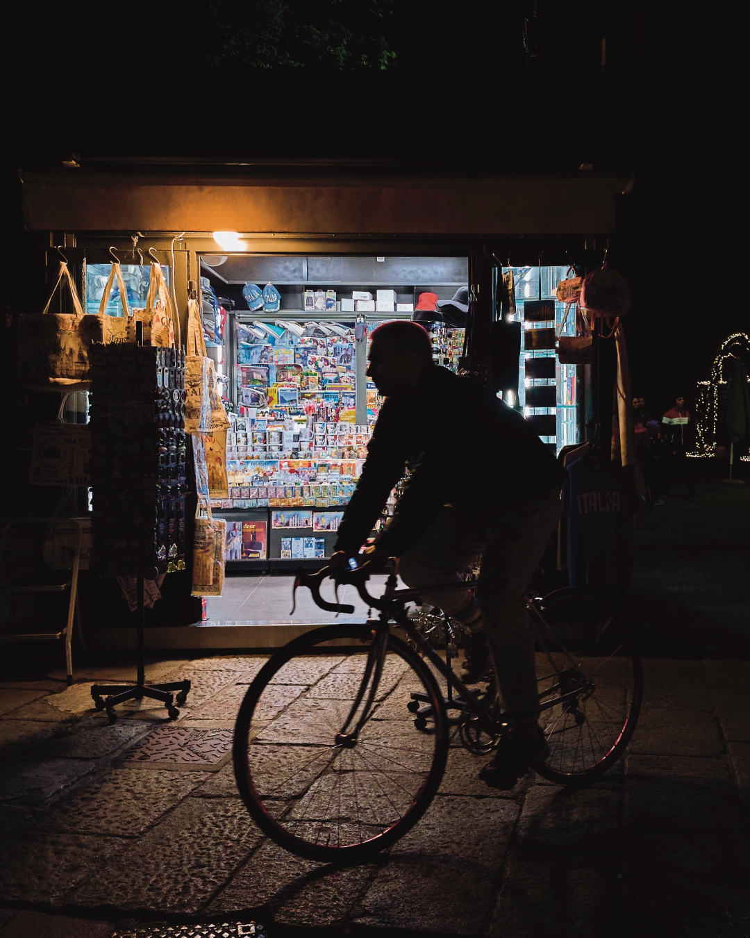 L’edicola nella notte L'editoriale estratto da Edicola Italiana, il primo free press di nss edicola